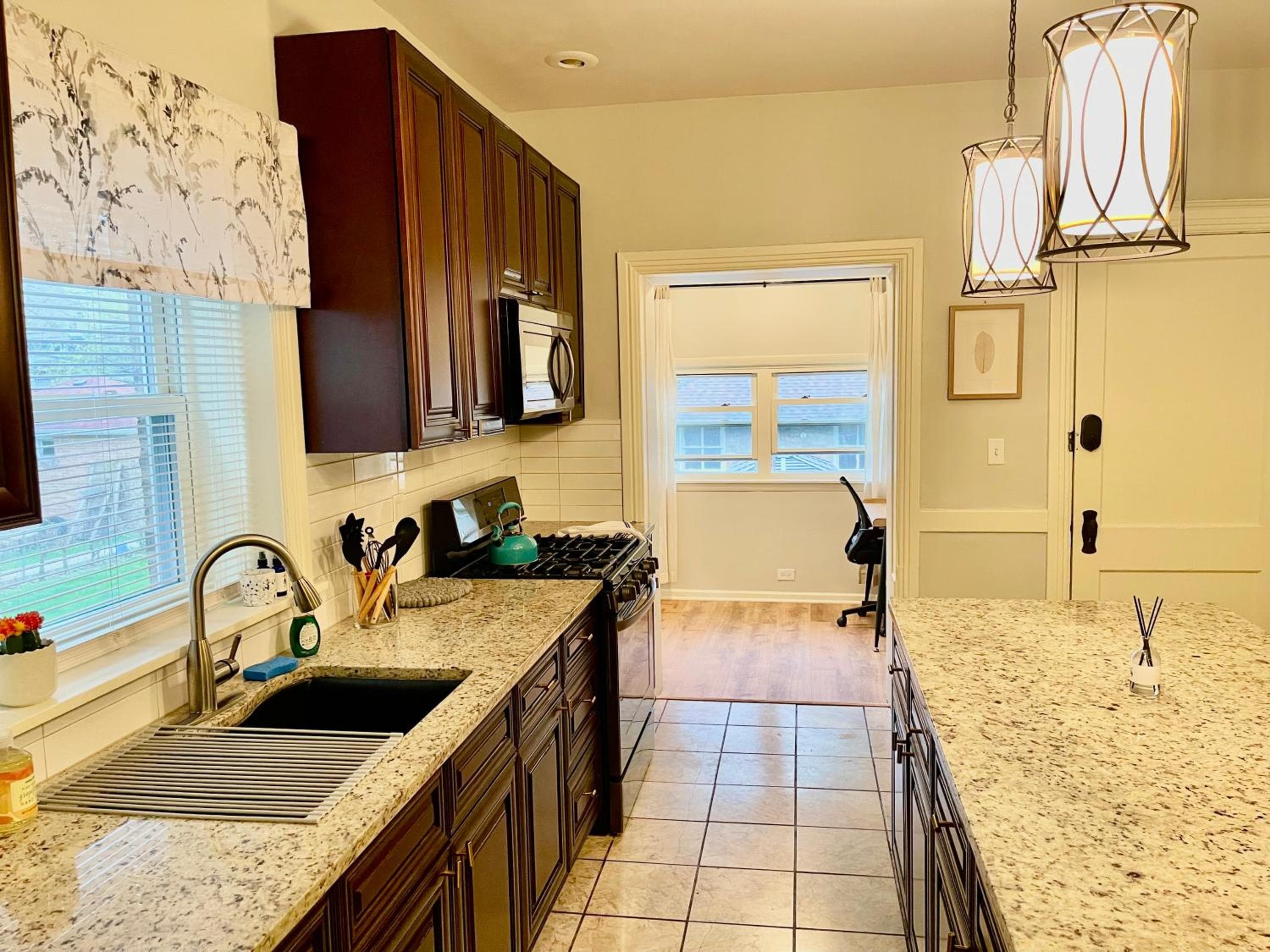 Lovely vintage Oak Park 3bd 1ba perfectly located near public transit & Chicago