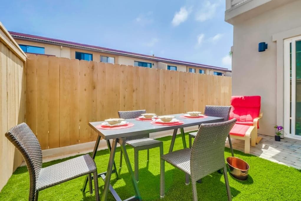 Entire Modern 3-BR 3-Bath Family Home w Spacious Garage, 5 Mins to Beach & 15-Mins to Gaslamp, No Deposit