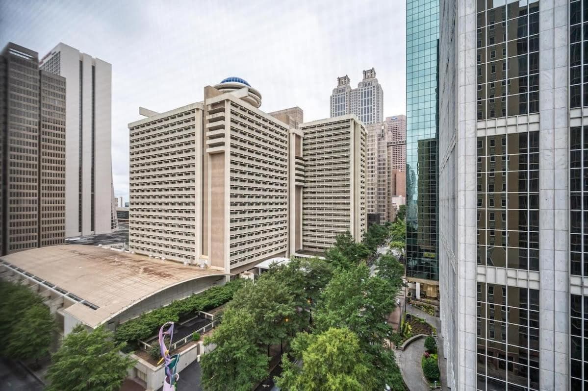 Downtown! 24h Concierge! Private Balcony! 11K
