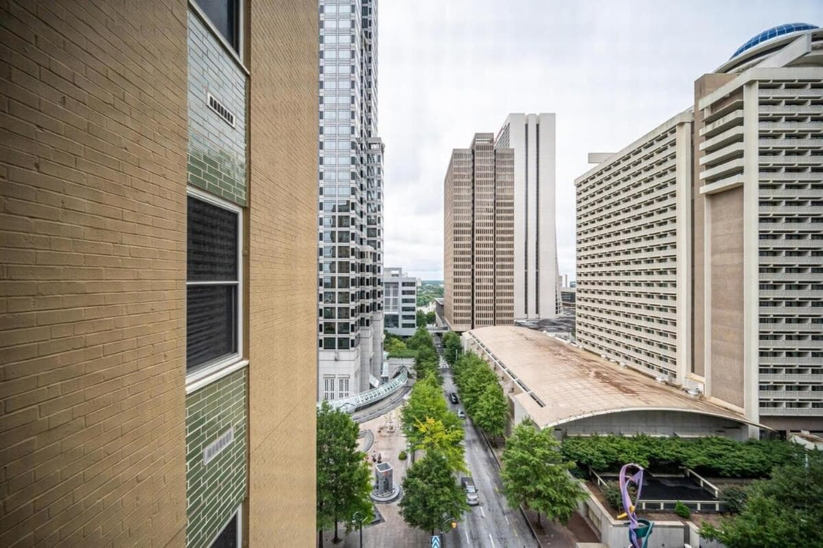 Downtown! 24h Concierge! Private Balcony! 11K