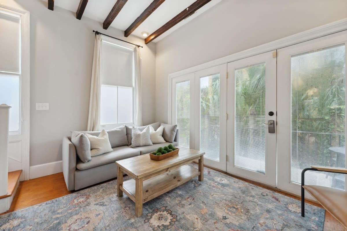 Beautiful Renovated Apartment One Block from King