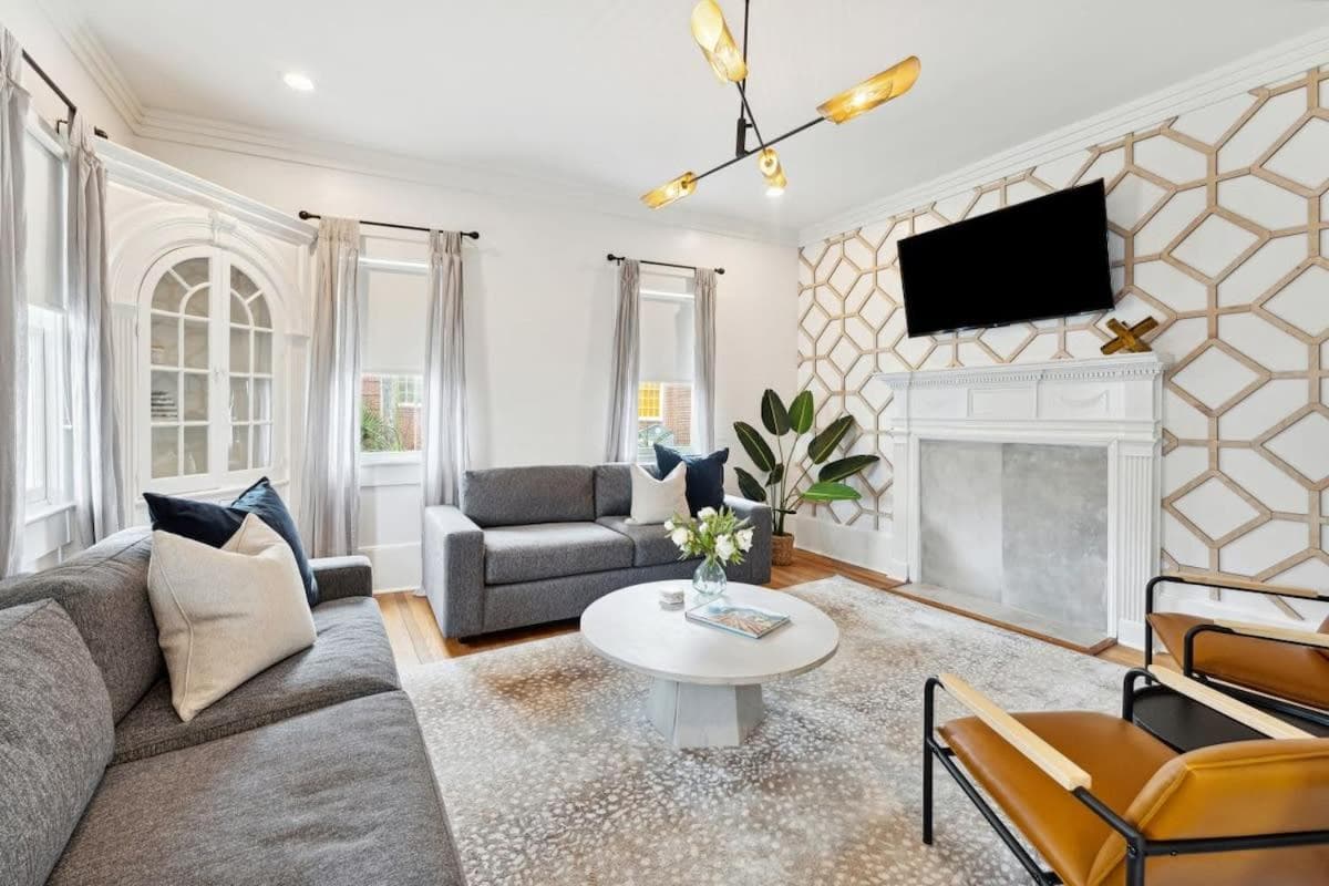 Downtown 3 Bedroom with Tons of Natural Light