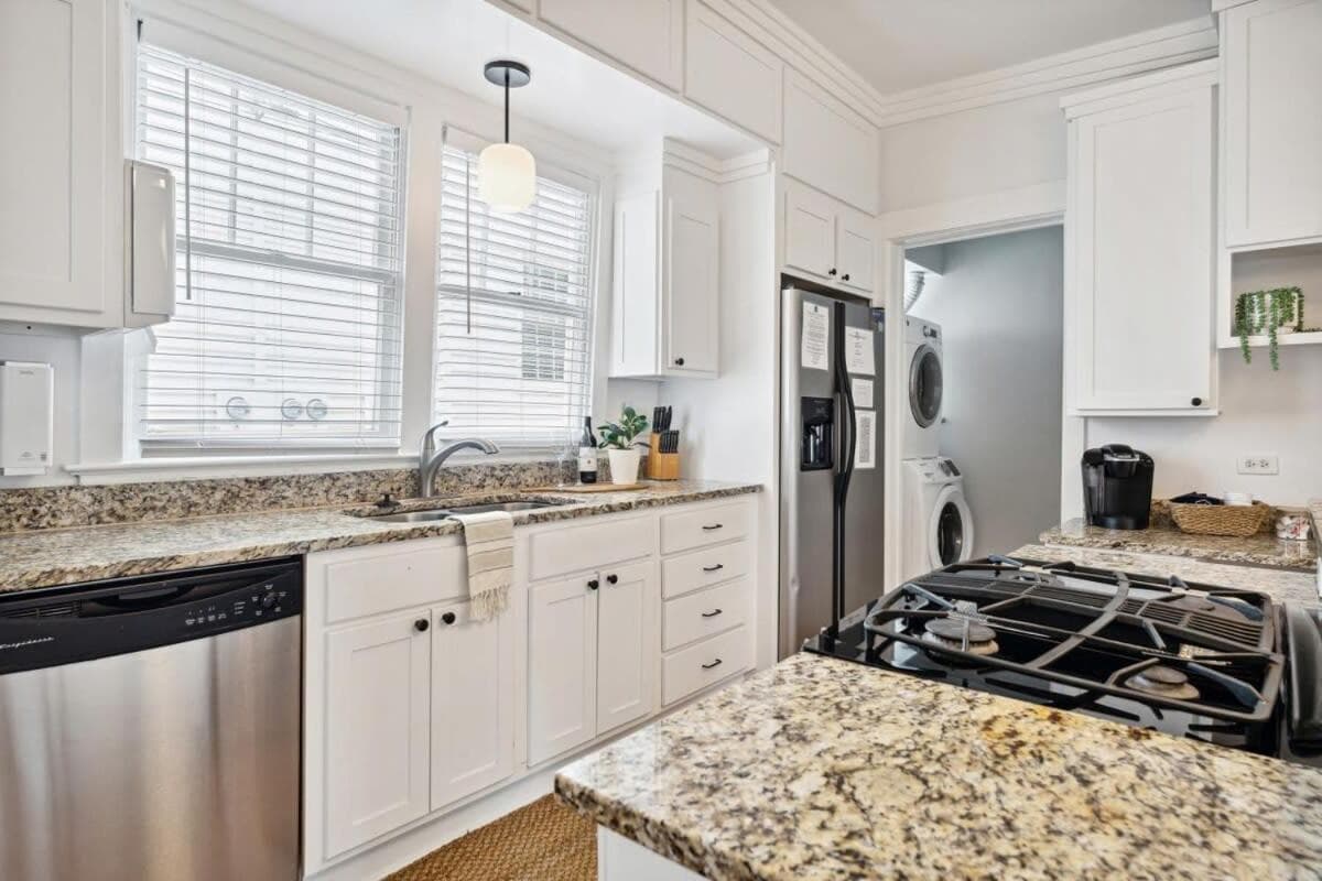 Downtown 3 Bedroom with Tons of Natural Light