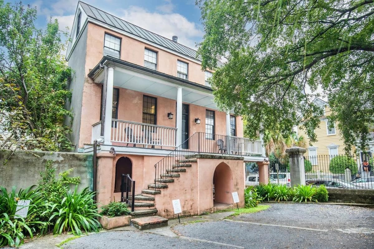 Unique & Charming 1 Bedroom One Block to King St