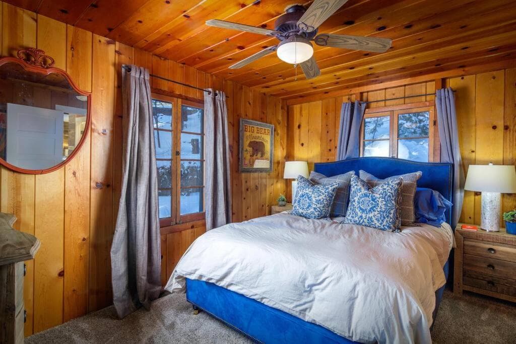 Historic Lakeview Cabin, Beautiful View, 2 Level, 1400 sqft, Dogs, Walk to Village