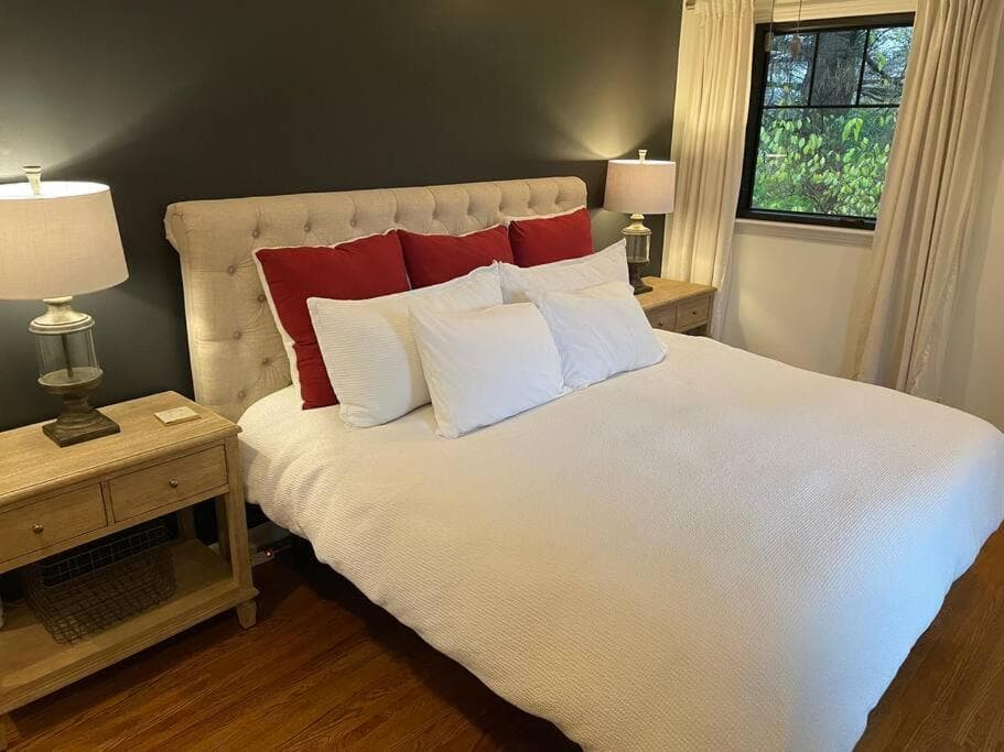 Stylish Private Home 1 mile from Downtown Franklin