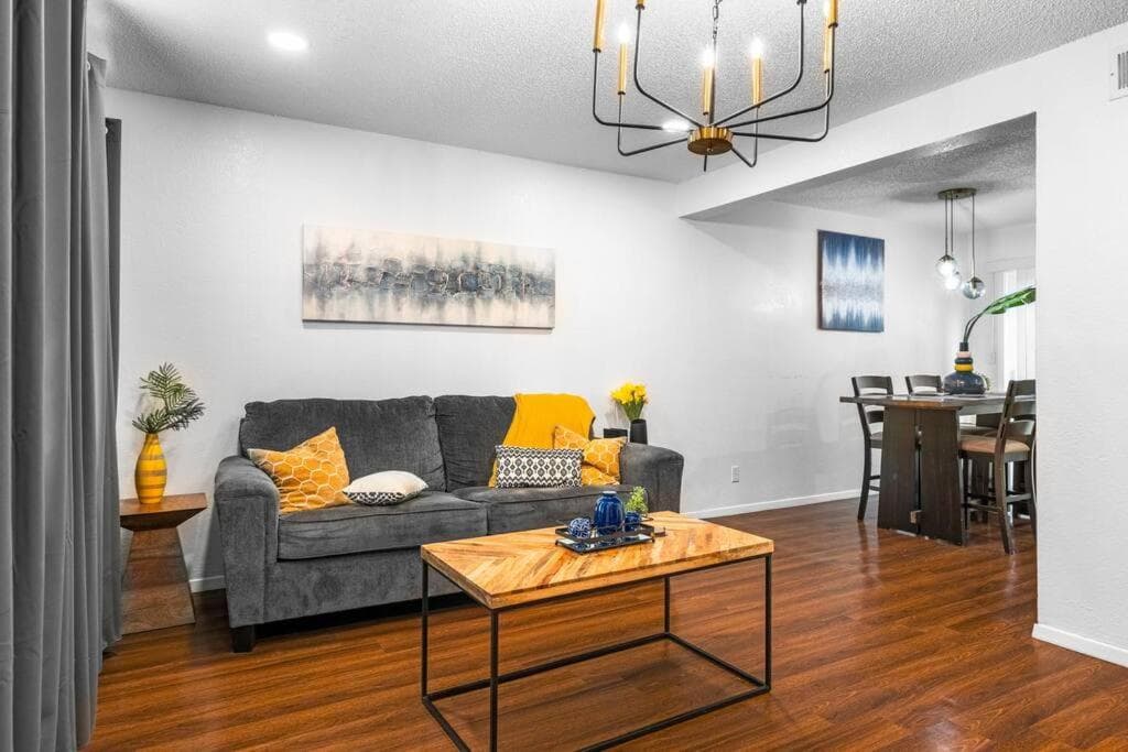 Stylish & Comfy Downtown Gem Irving Parking