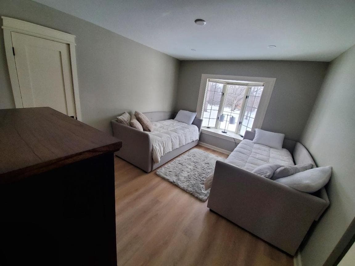 Cheerful 3-bedroom in Wayzata on private wooded lot