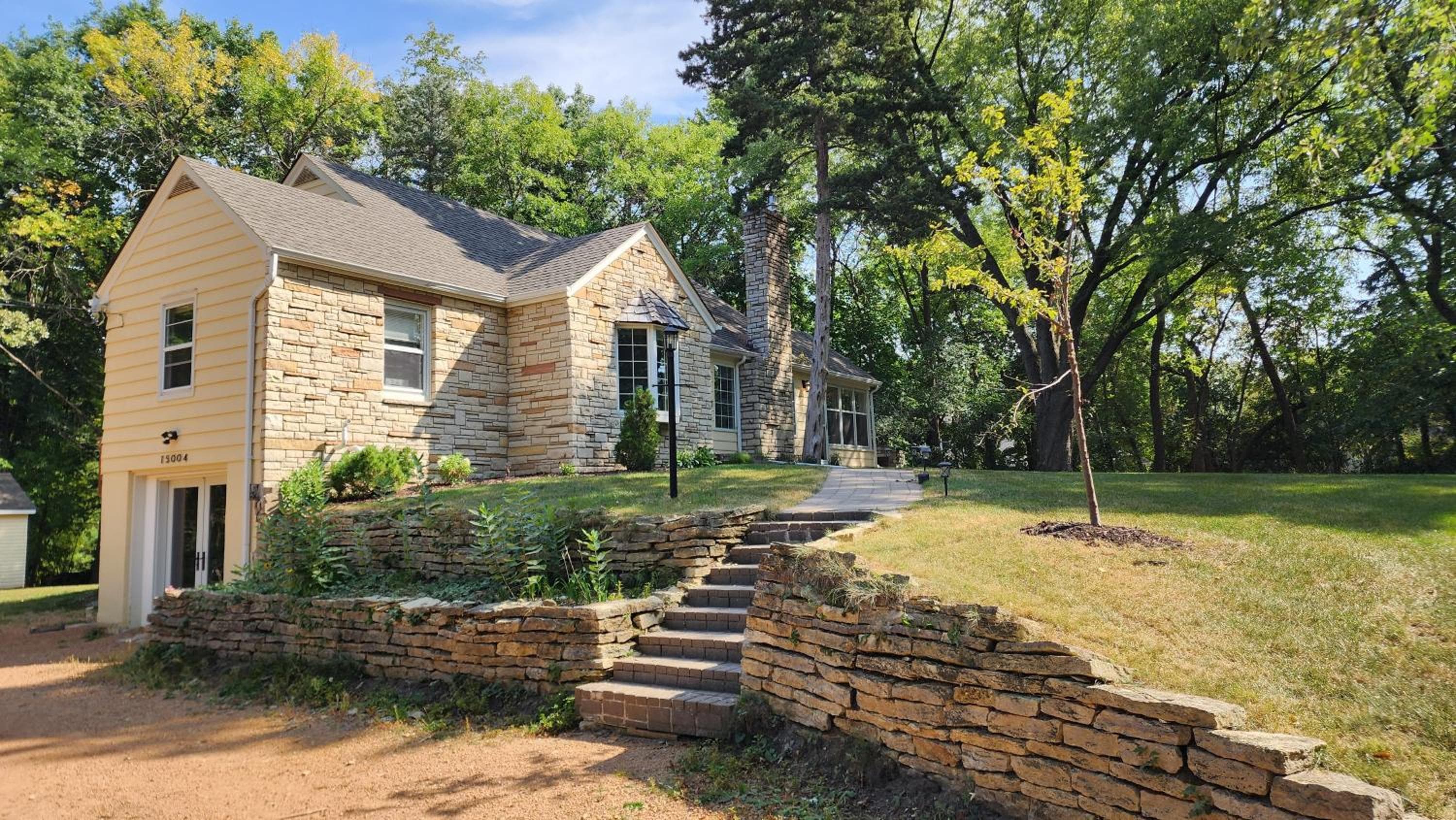 Cheerful 3-bedroom in Wayzata on private wooded lot