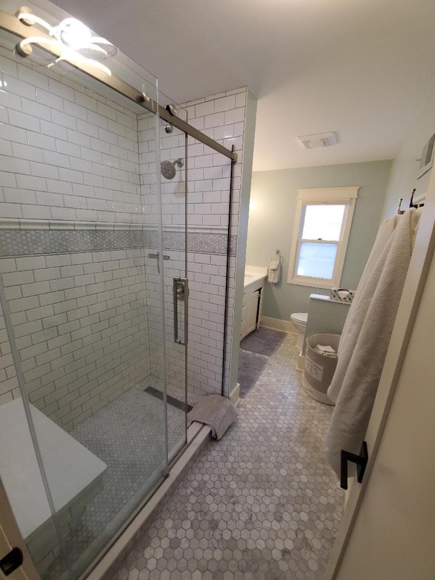 Cheerful 3-bedroom in Wayzata on private wooded lot