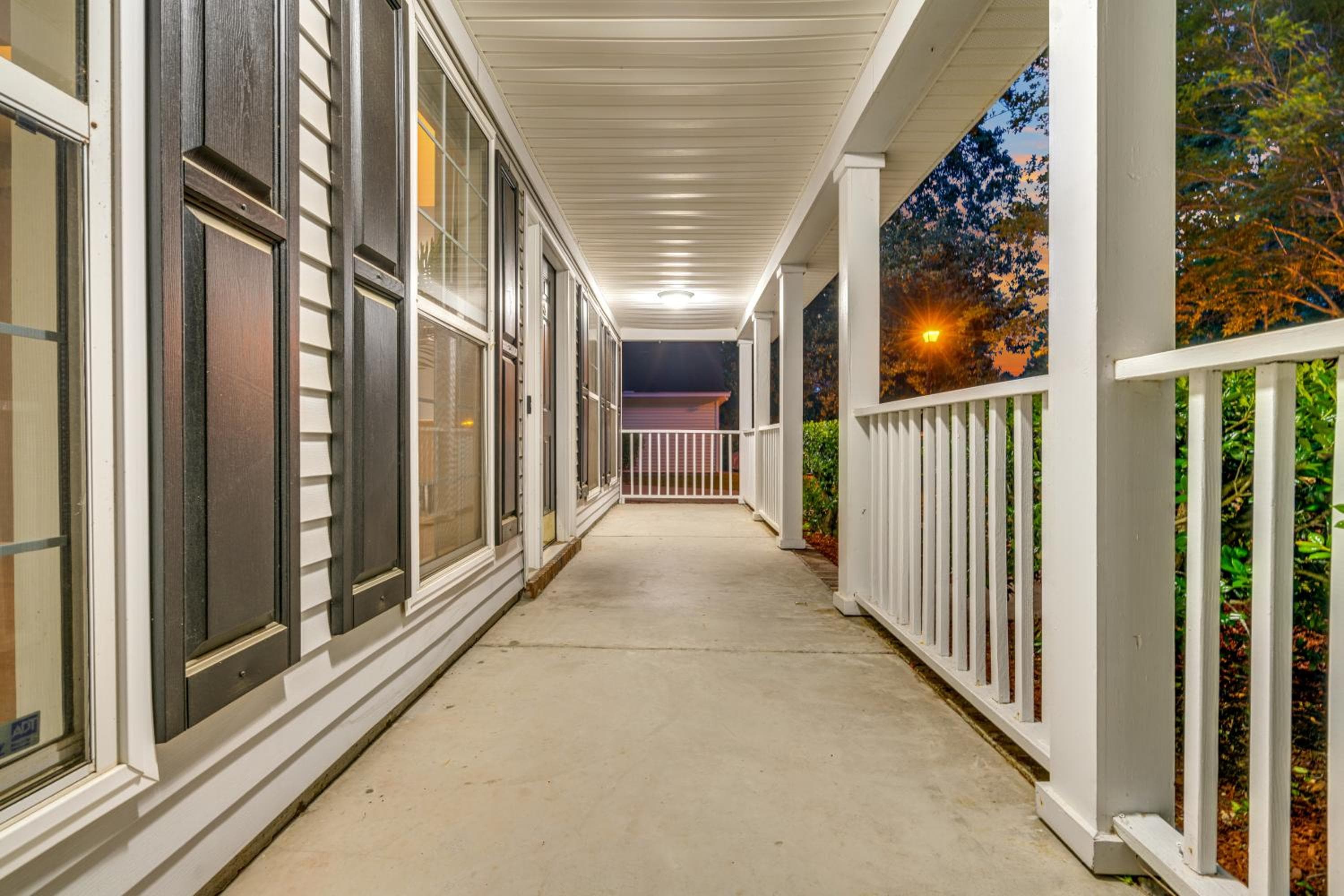 Country Haven - Hot Tub & Pool! Game Room, King Beds, Mins 2 dwtn