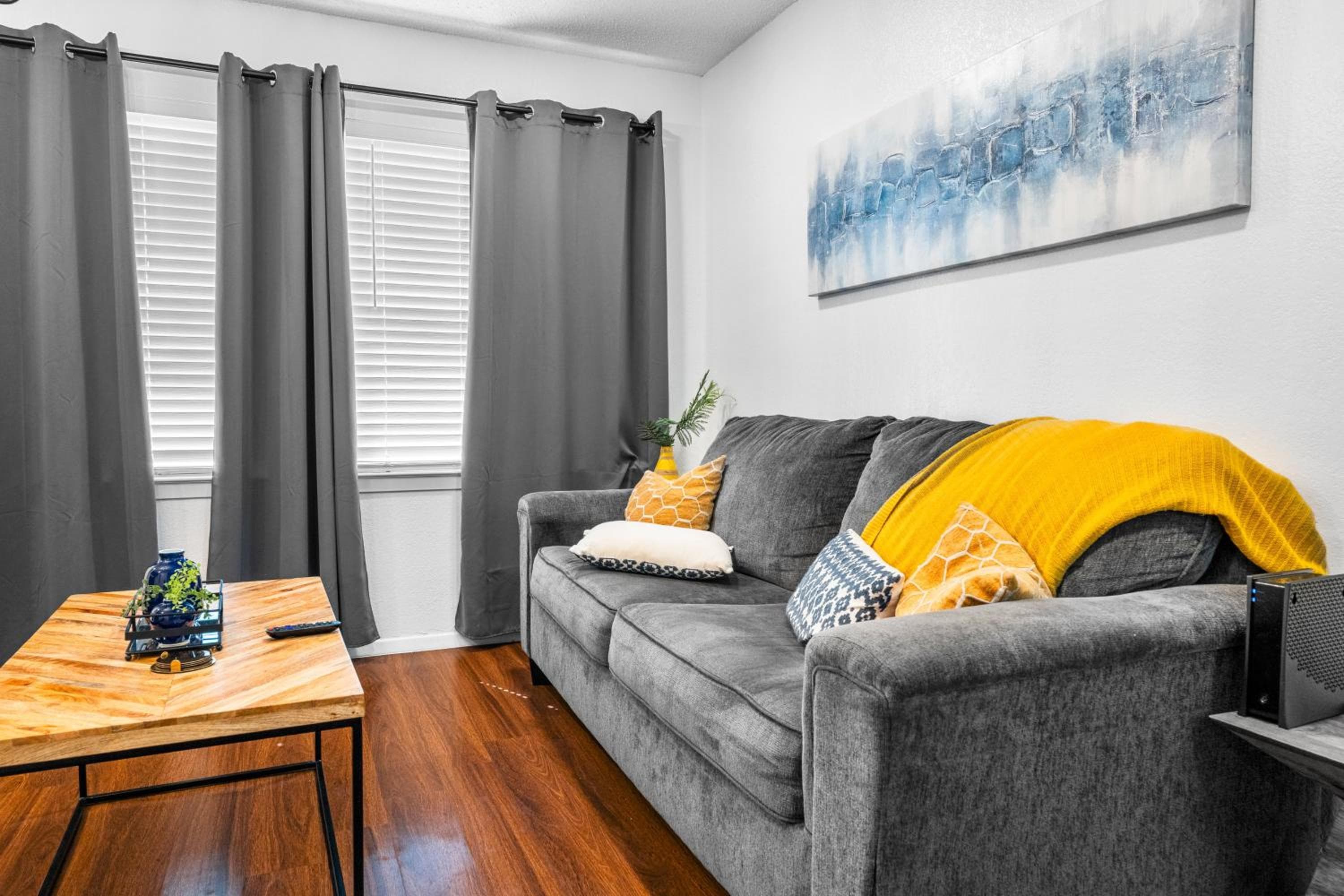 Stylish & Comfy Downtown Gem Irving Parking
