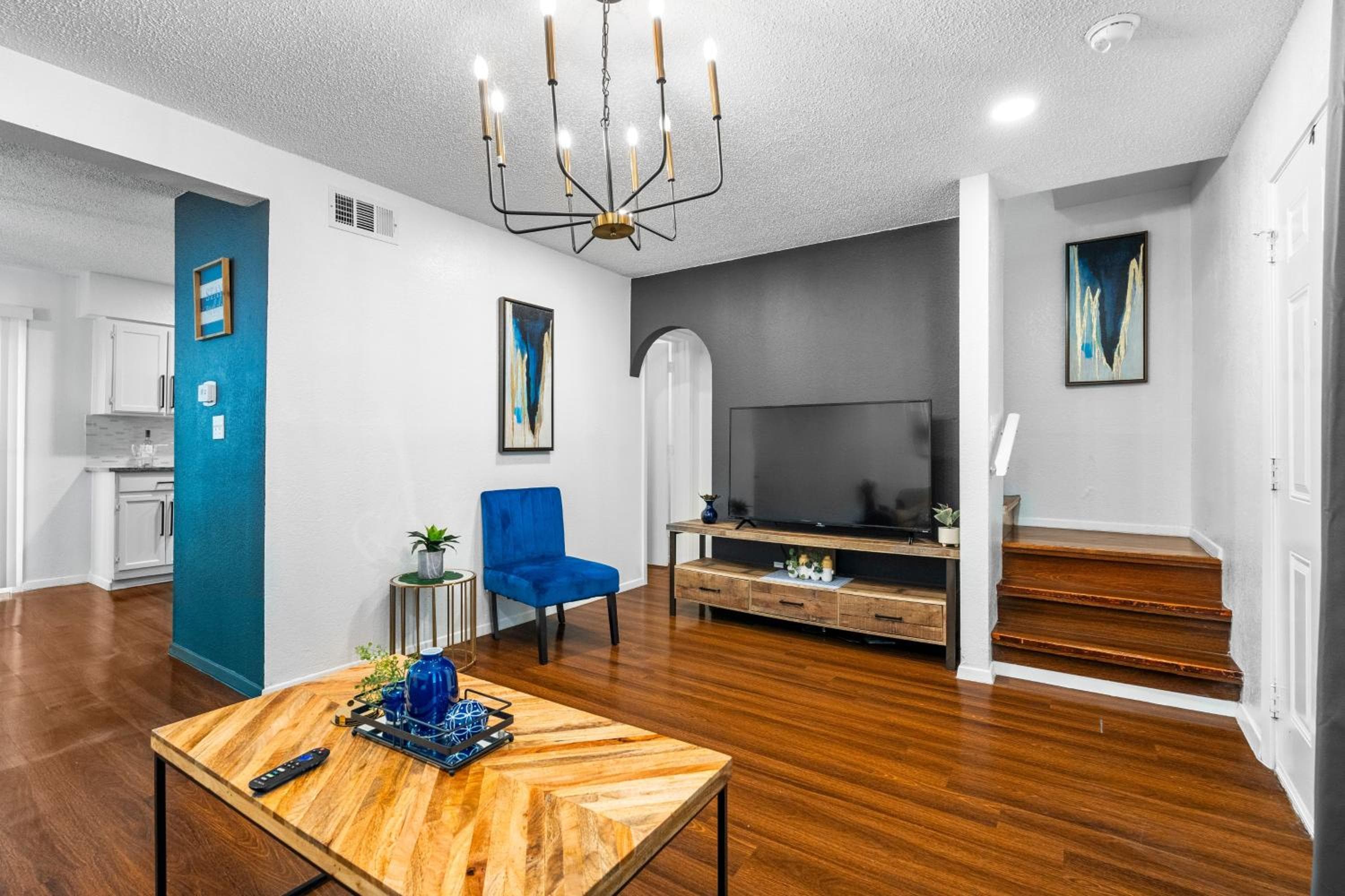 Stylish & Comfy Downtown Gem Irving Parking