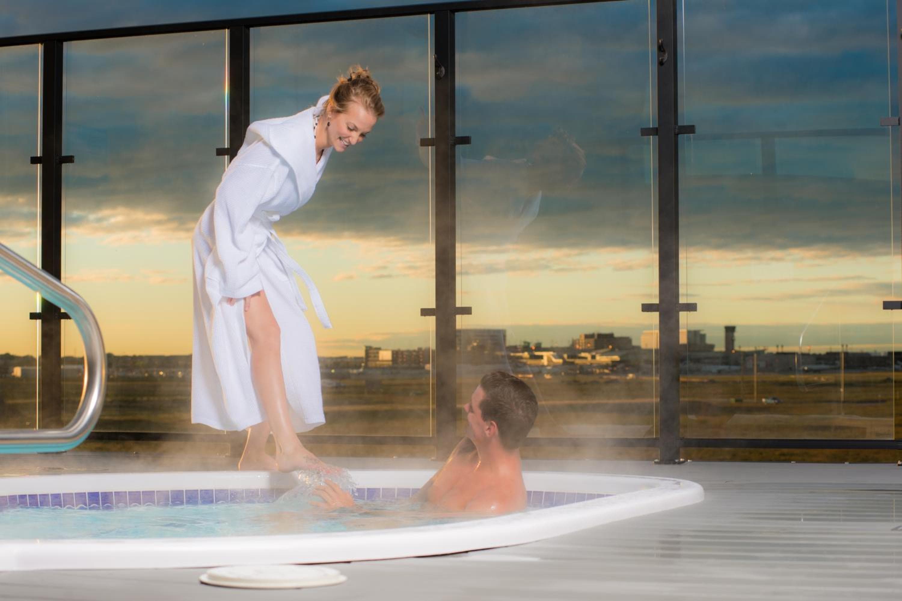 Applause Hotel Calgary Airport by CLIQUE