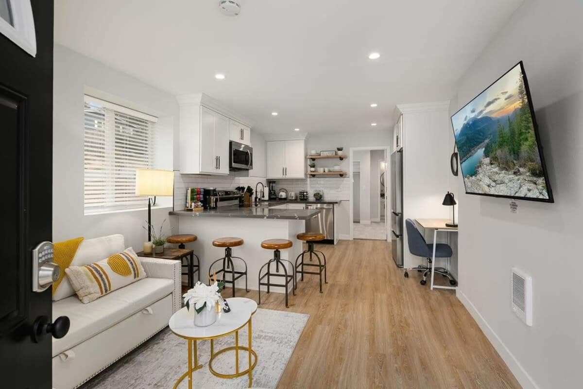 Brand New Designer's Modern 1BR Home 1min to I-5