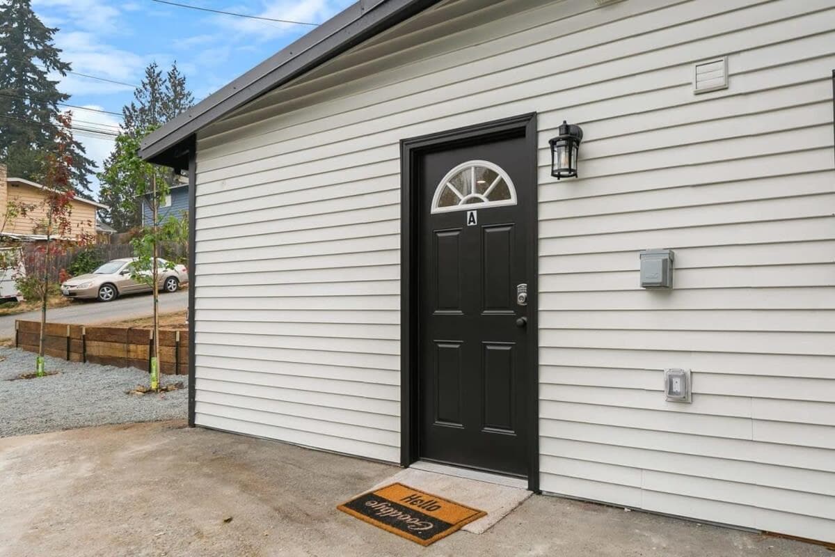 Brand New Designer's Modern 1BR Home 1min to I-5