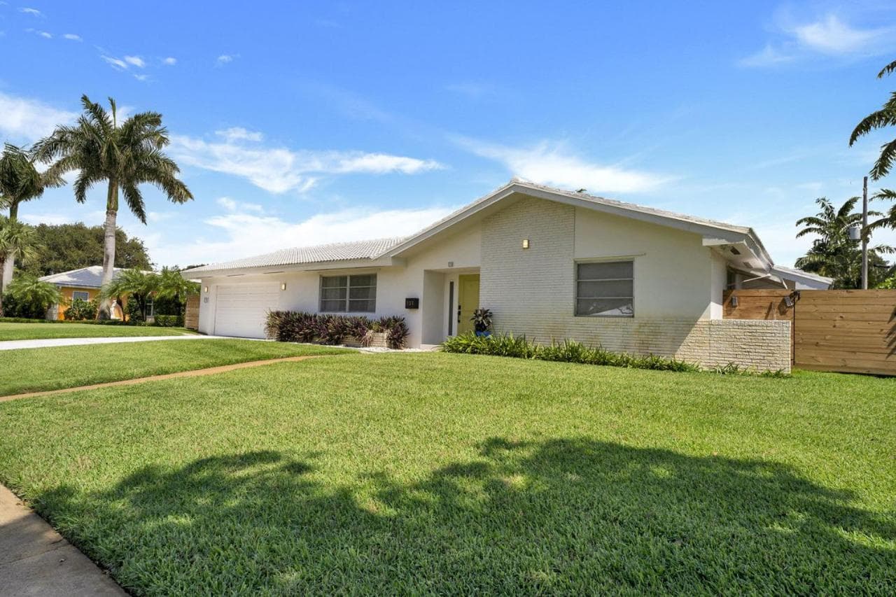 Luxury Home | Heated Pool Walk to BEACH BBQ EV Fast WIFI Golf Simulator