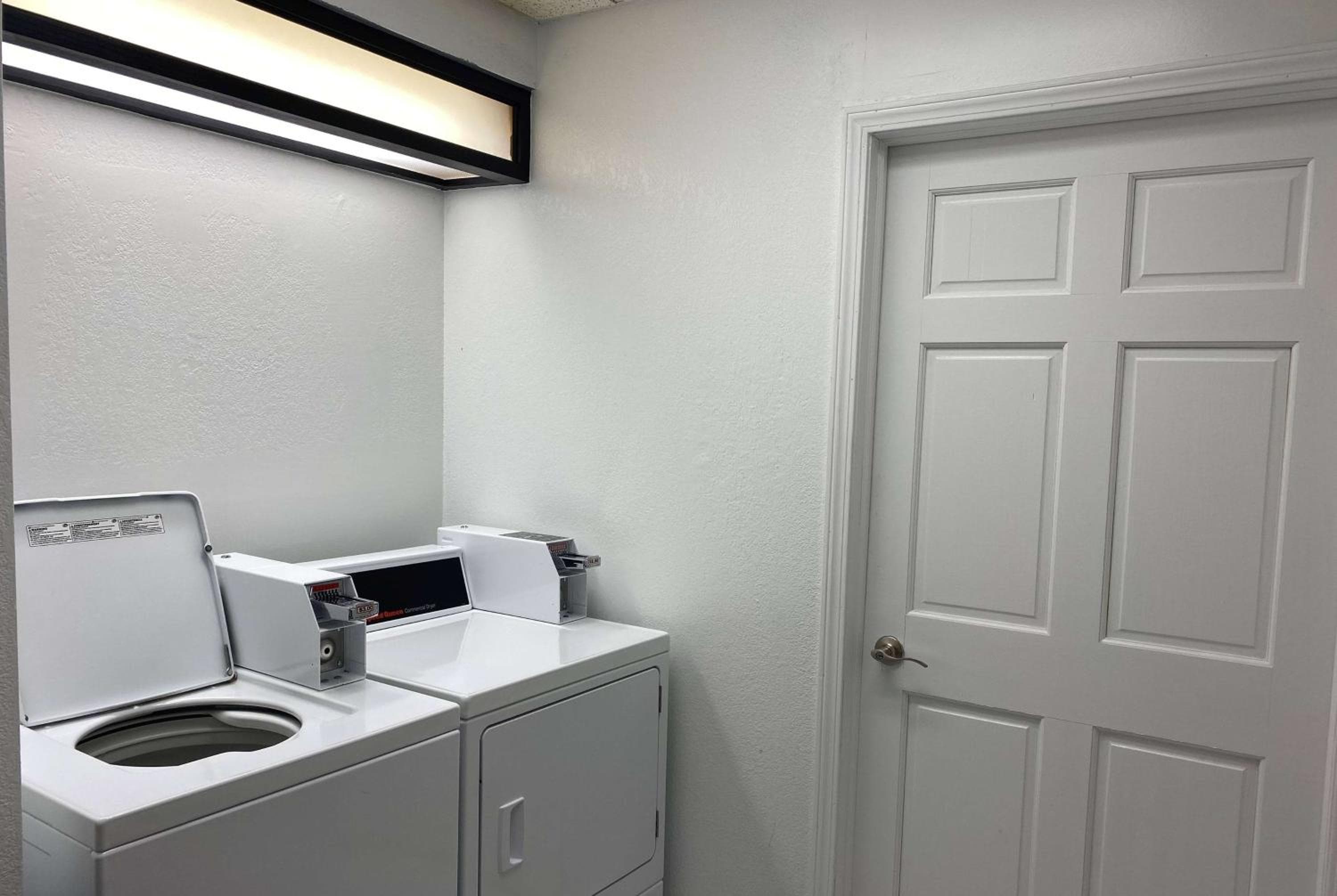 Days Inn & Suites by Wyndham Arlington Heights