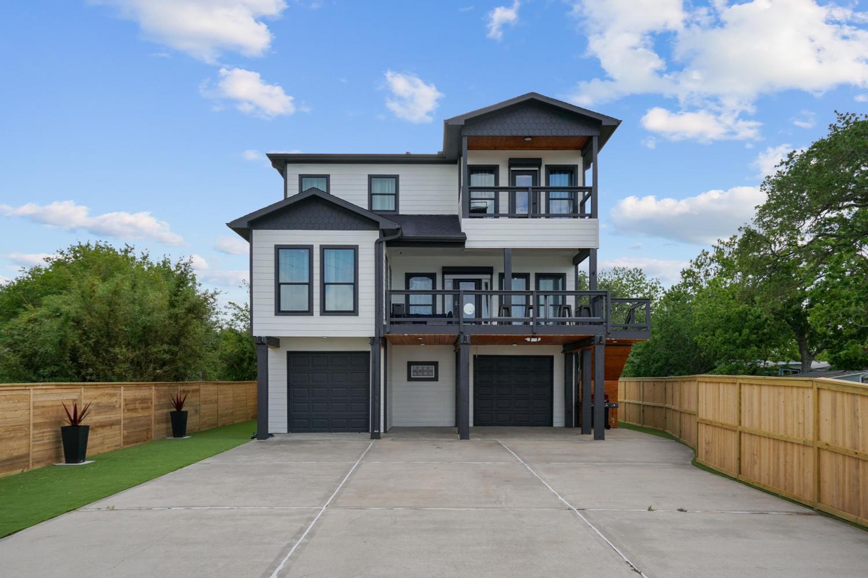 Waterfront Home with Views - Hot Tub & Movie Theatre