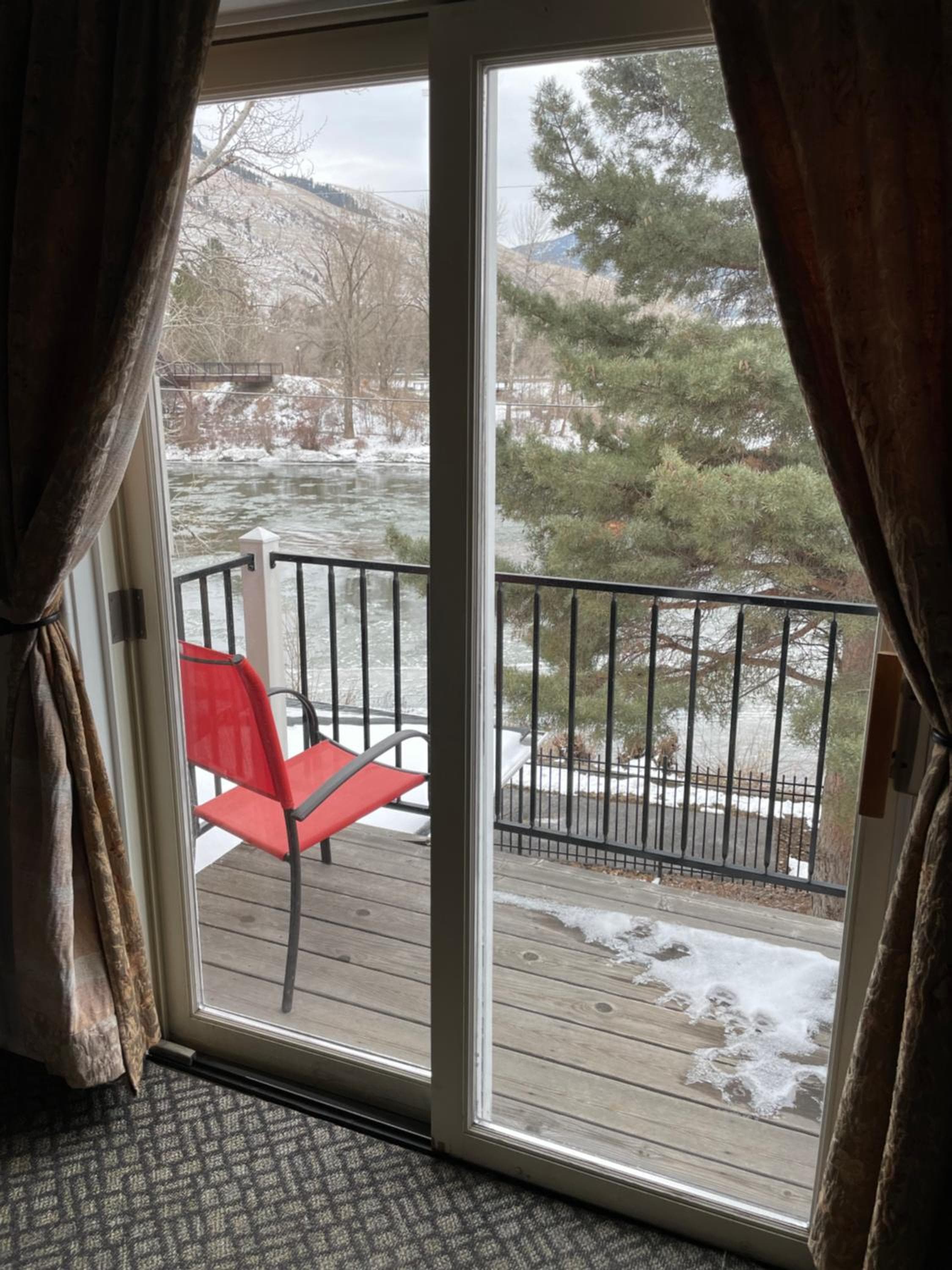 Goldsmith's Riverfront Inn