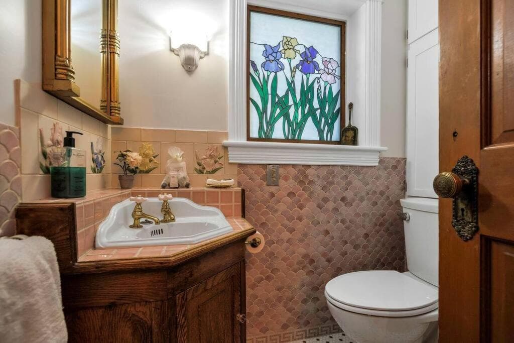 Victorian & Modern Gem+ Steps from Beach+ Mtn View