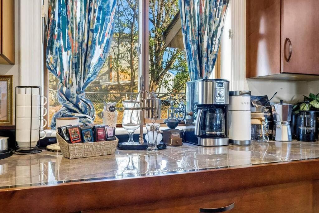 Victorian & Modern Gem+ Steps from Beach+ Mtn View