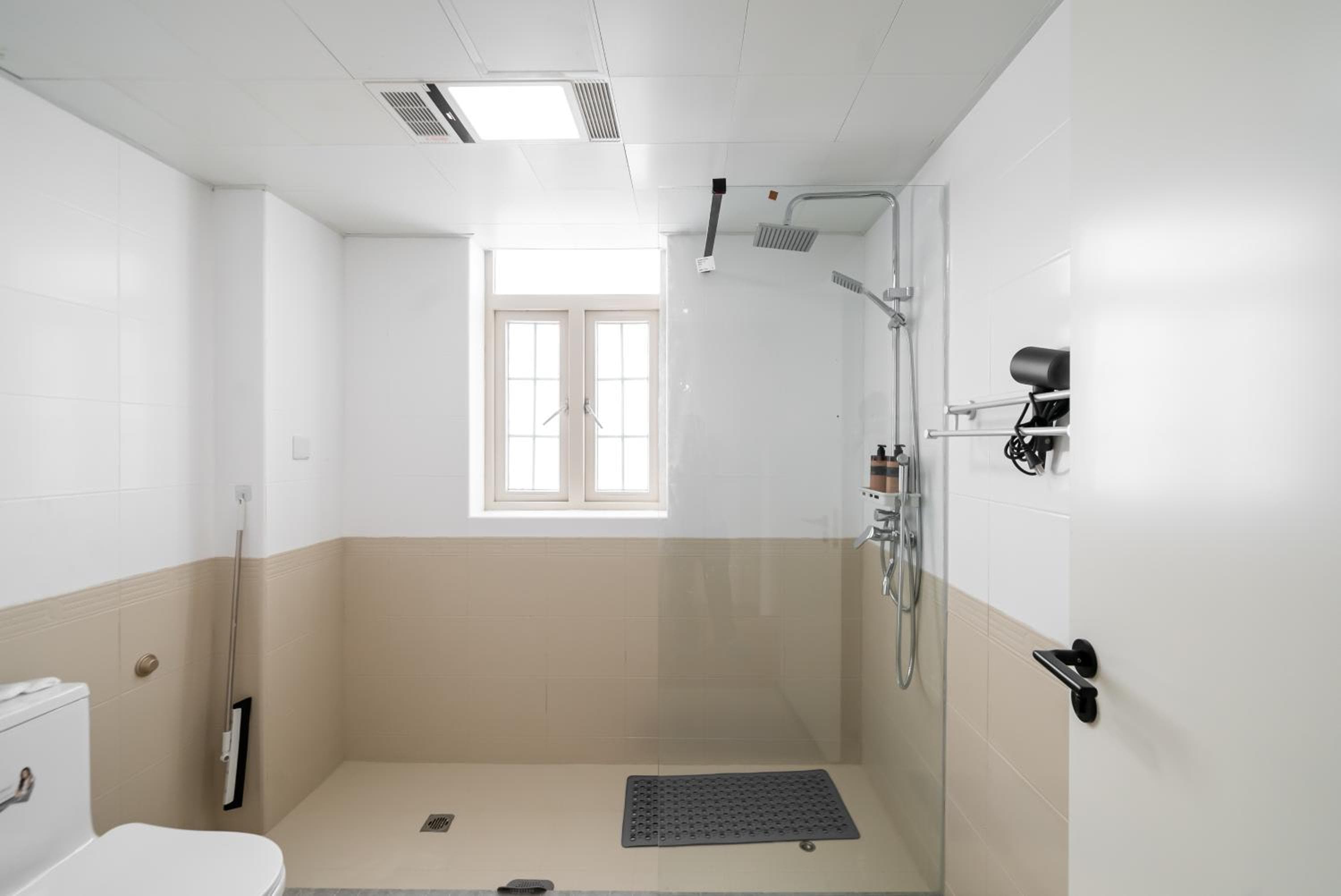 Yi Du Home with City & Tower Views-Walk to People's Sq & Xintiandi, Cards OK