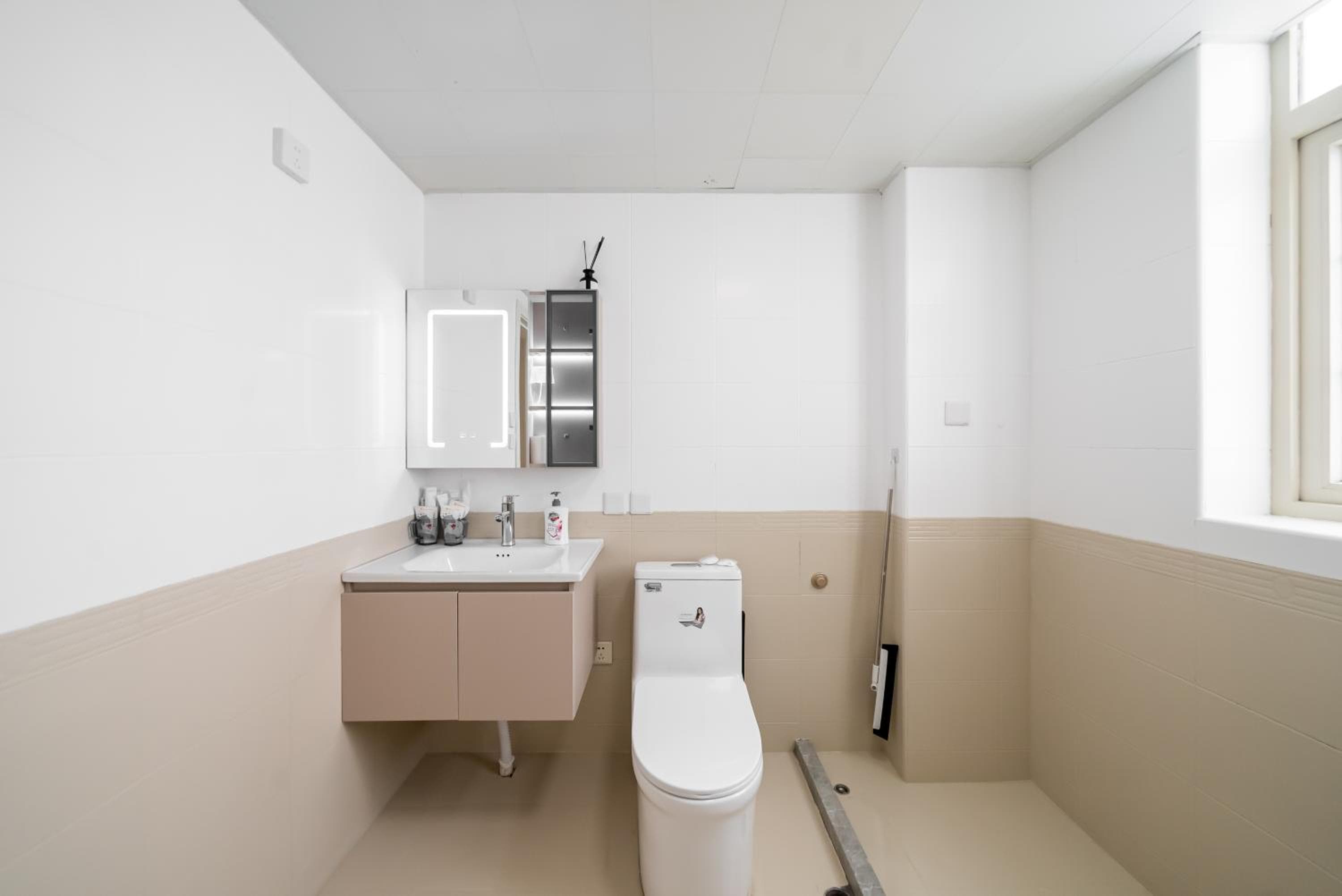 Yi Du Home with City & Tower Views-Walk to People's Sq & Xintiandi, Cards OK
