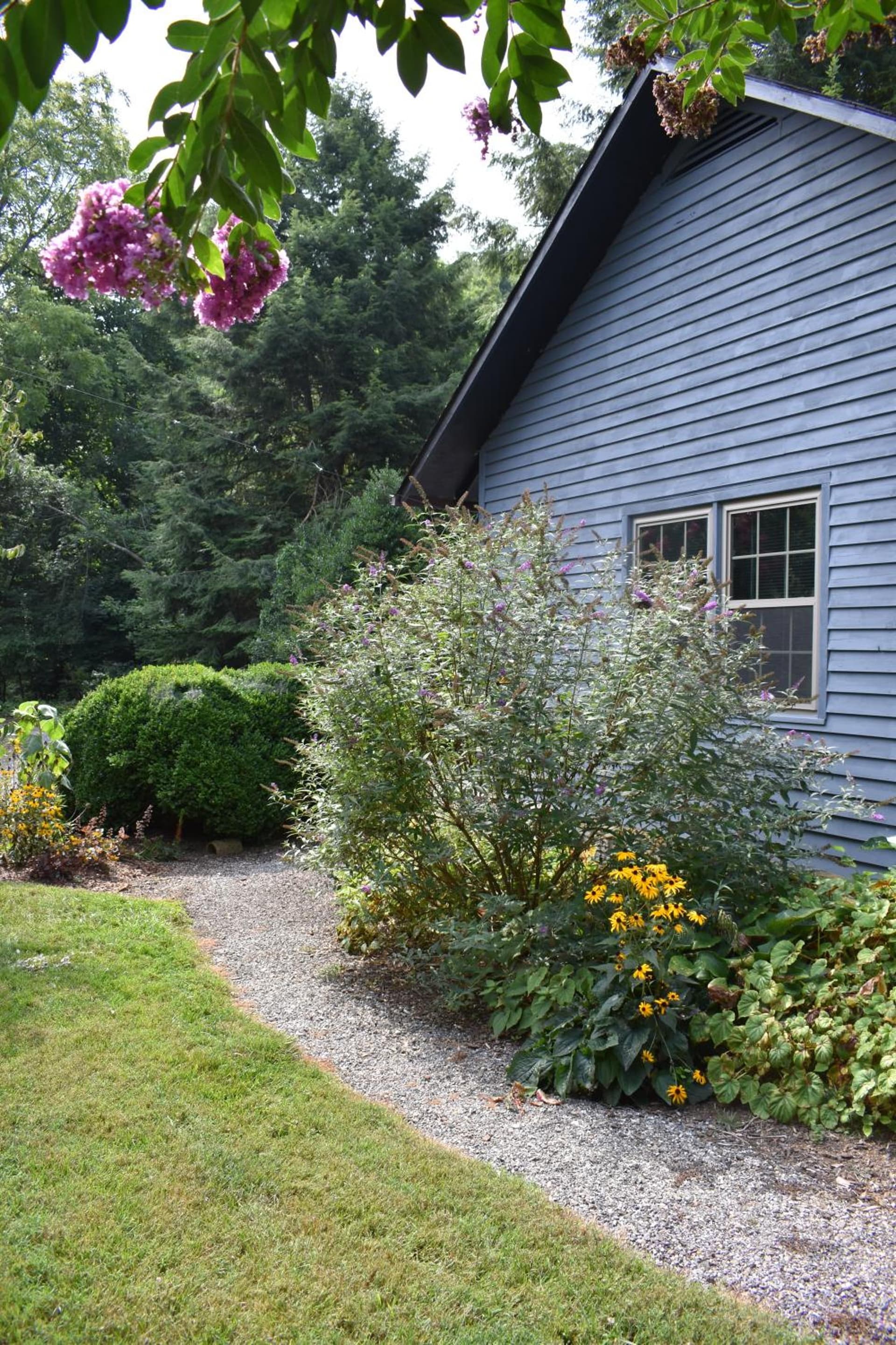 Restored1850s log cabin, with gazebo and gardens! 1 mile to downtown Weaverville