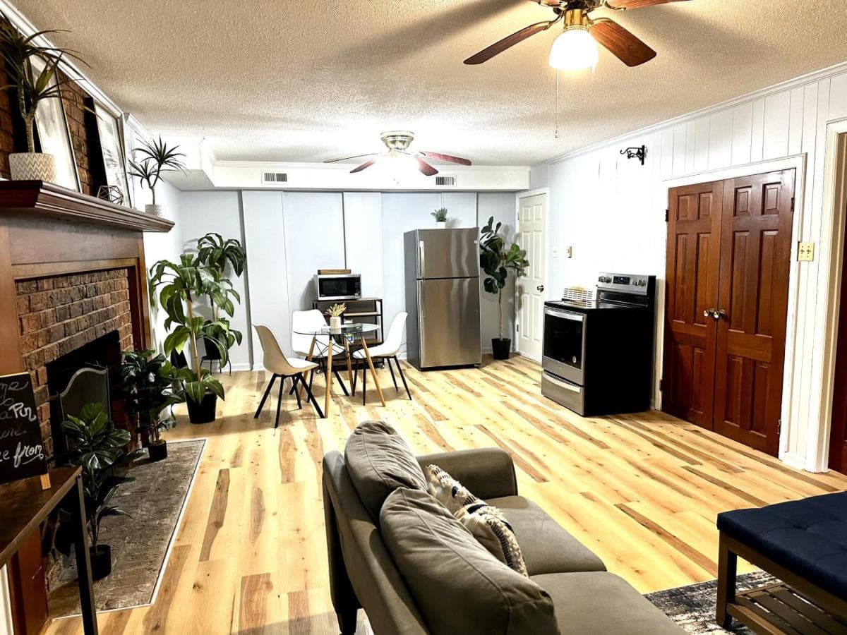 Private 1BR Mins to Downtown, Serene Backyard