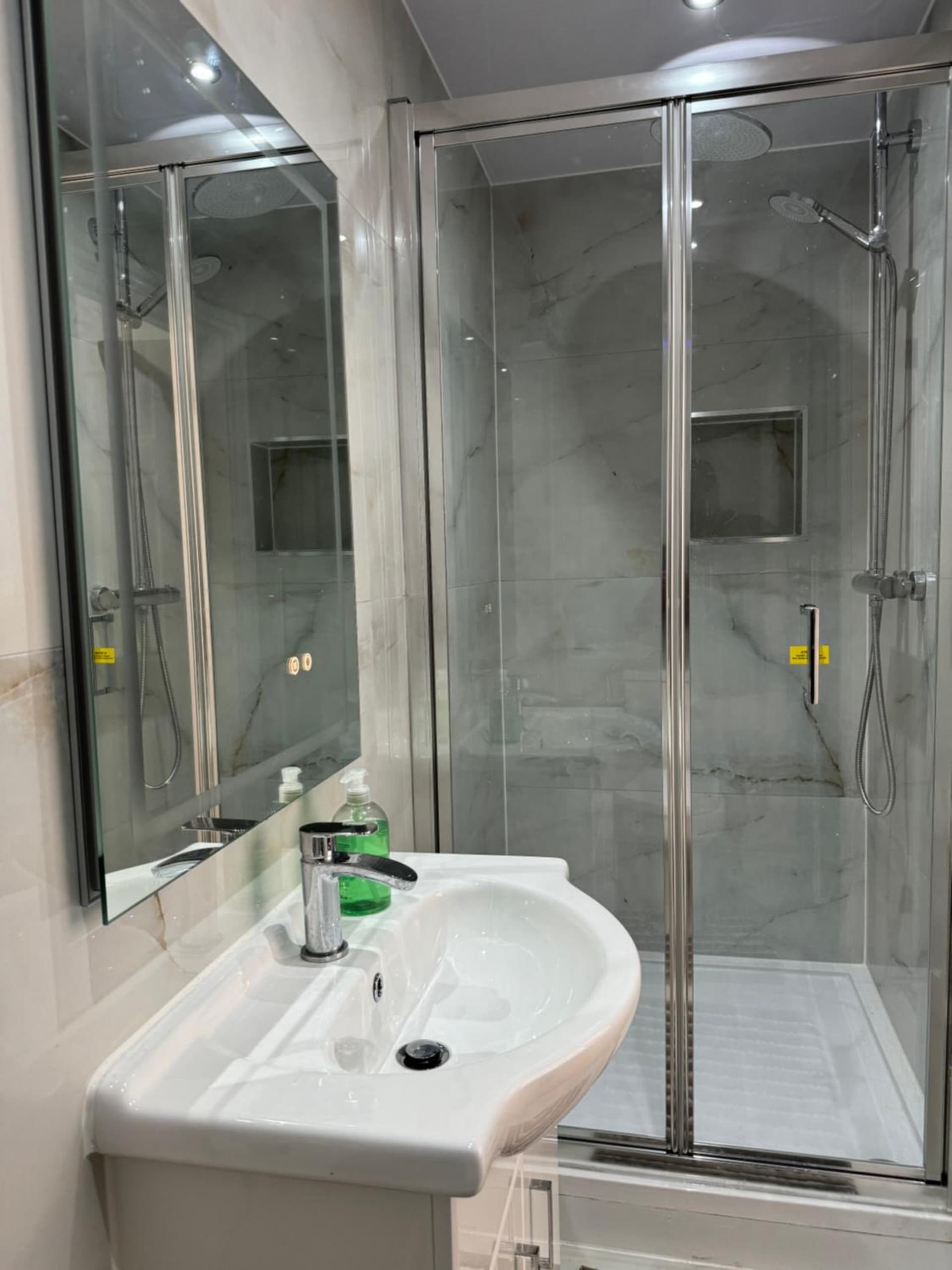 Room with en-suite facilities