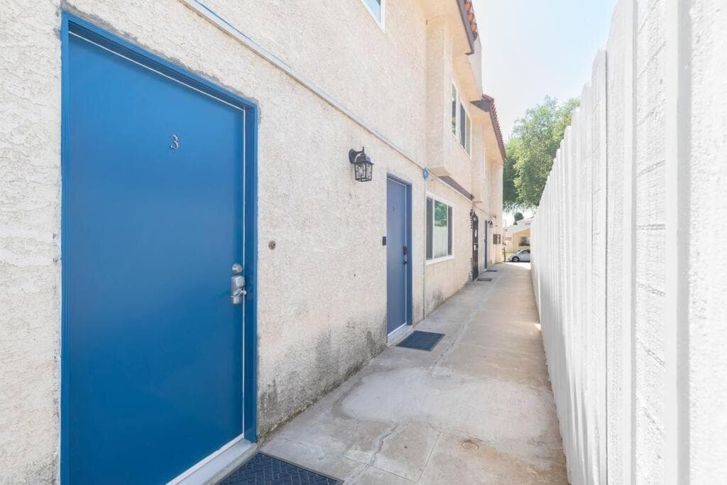 Modern 2BR Condo with King Bed & Balcony near LA
