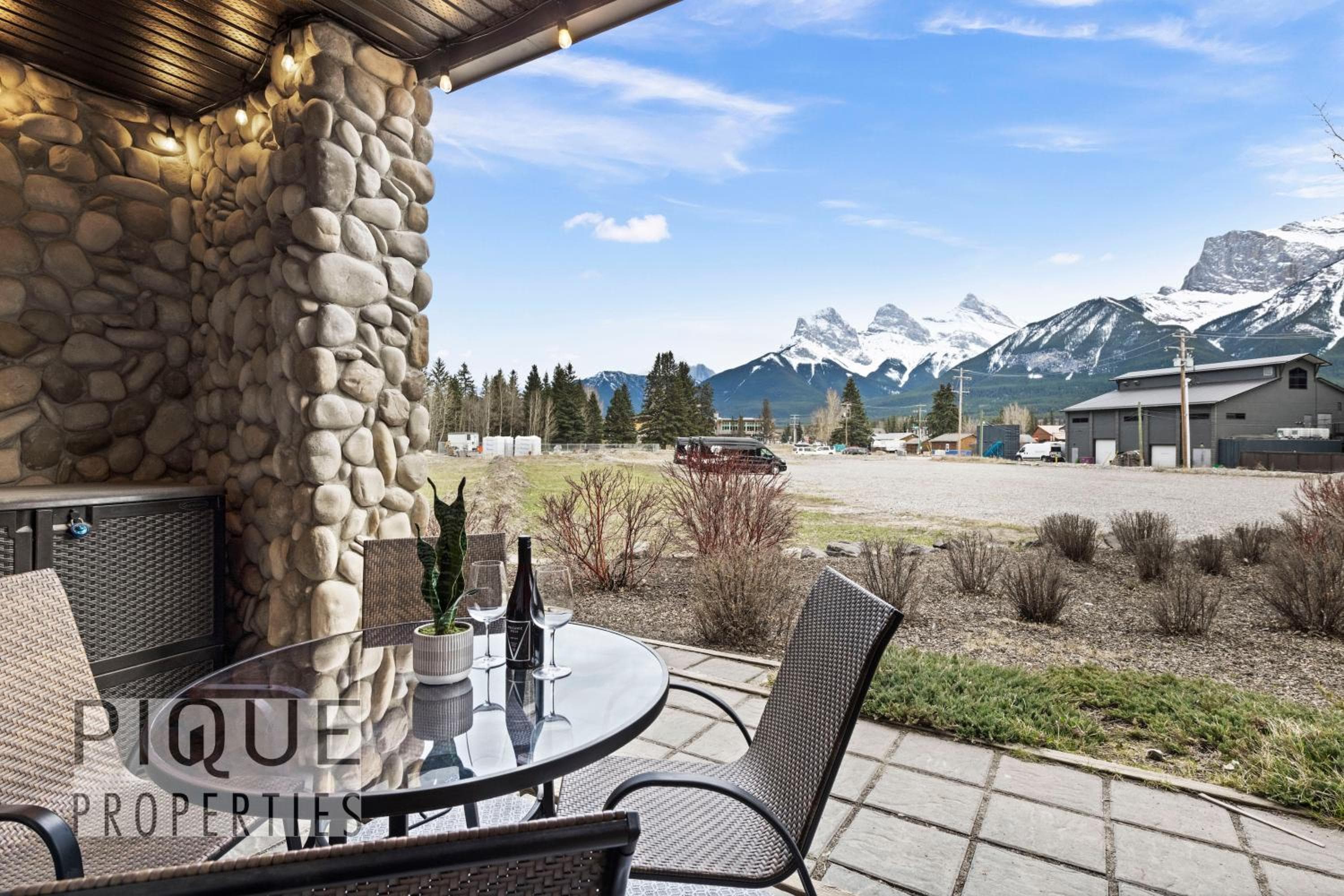 Mountain Haven Retreat, Pool & Hot Tub, UG Parking, Fitness Centre, WiFi!