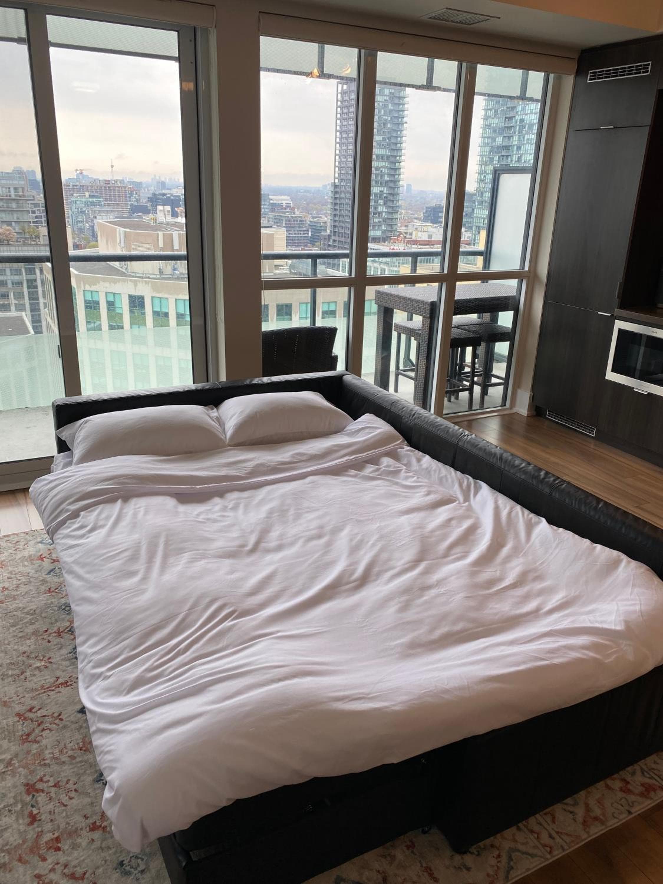 Walk to CN Tower & Rogers Centre - Free Parking & Rooftop Pool