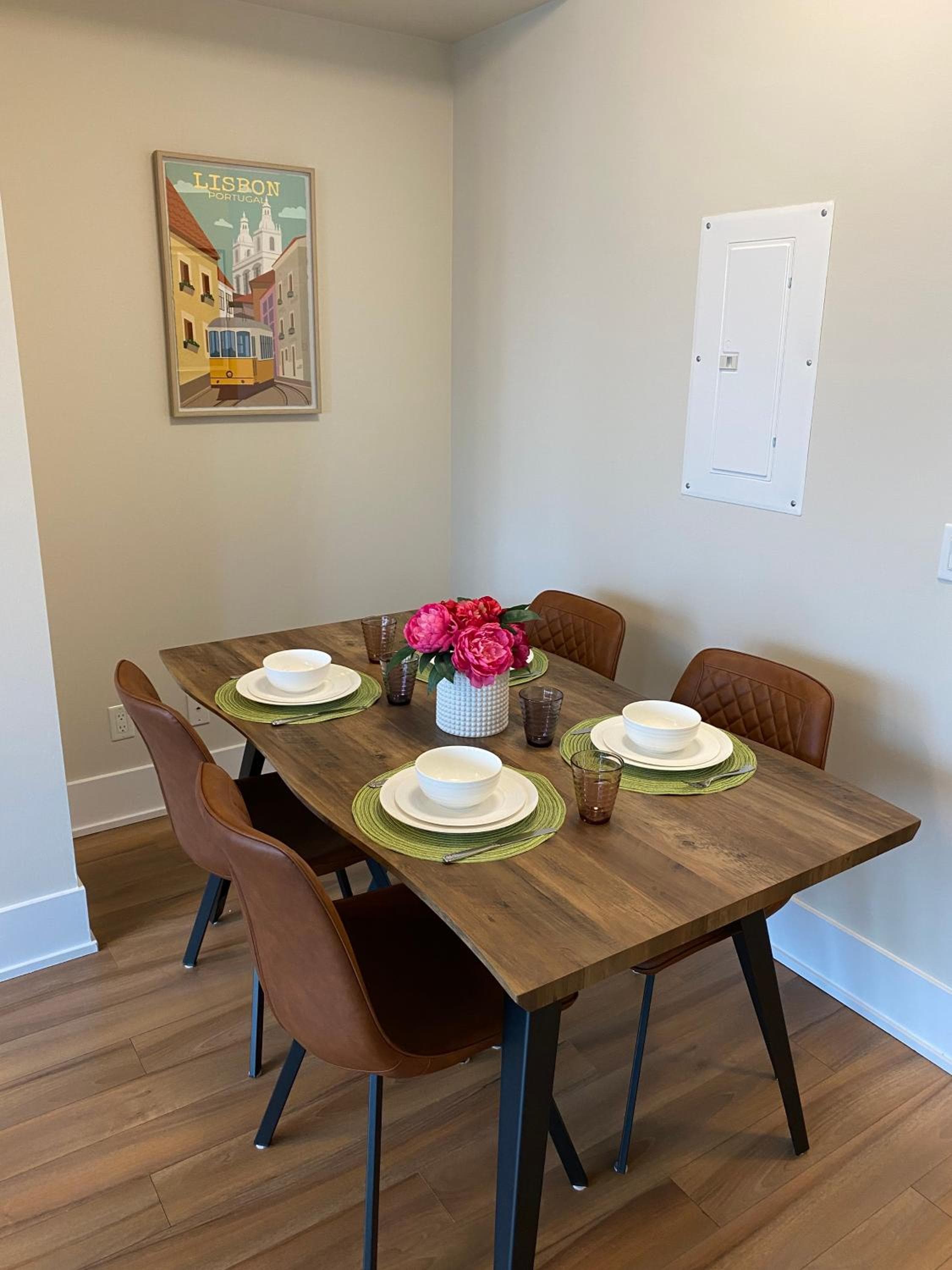 Walk to CN Tower & Rogers Centre - Free Parking & Rooftop Pool