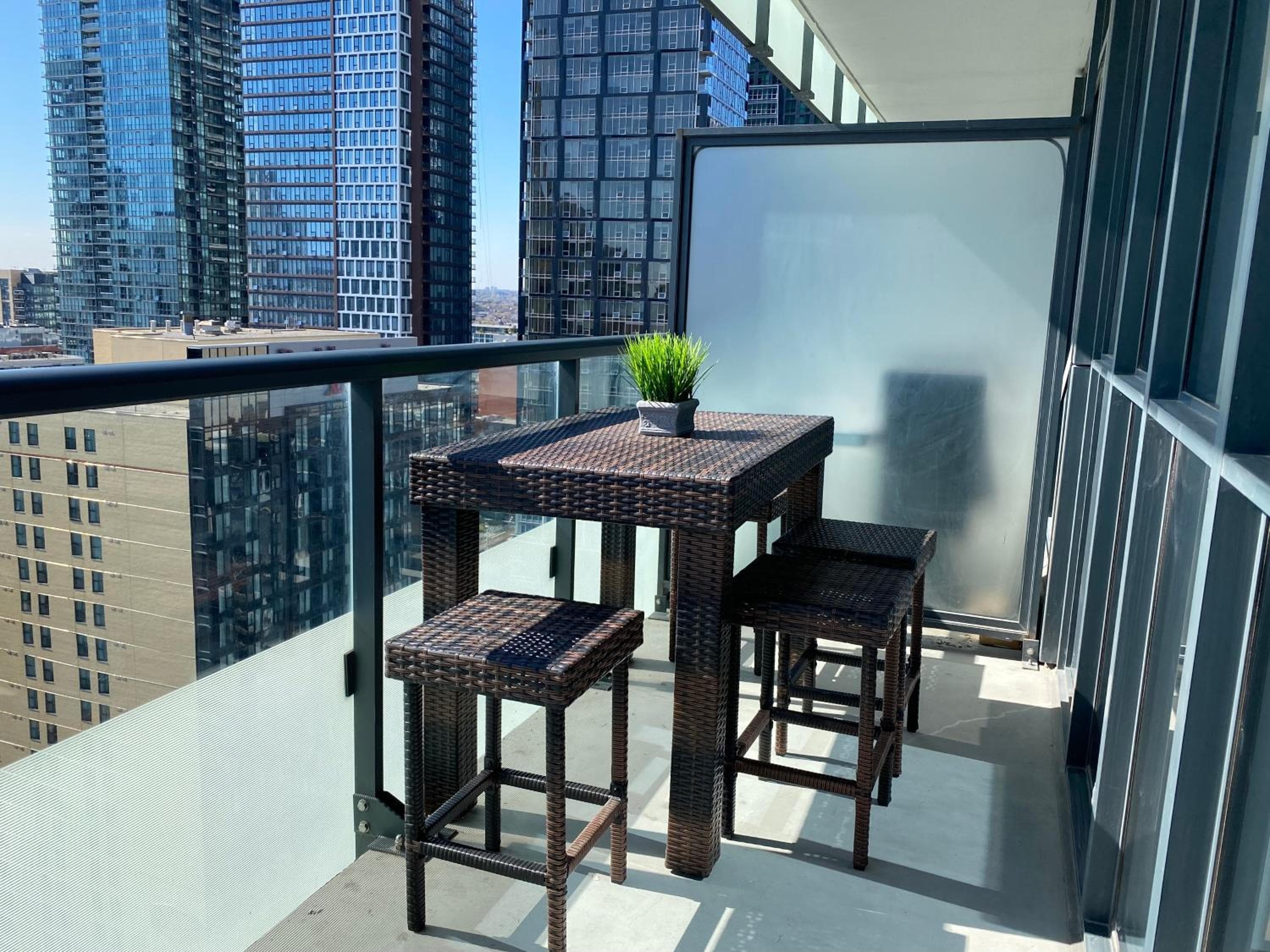 Walk to CN Tower & Rogers Centre - Free Parking & Rooftop Pool