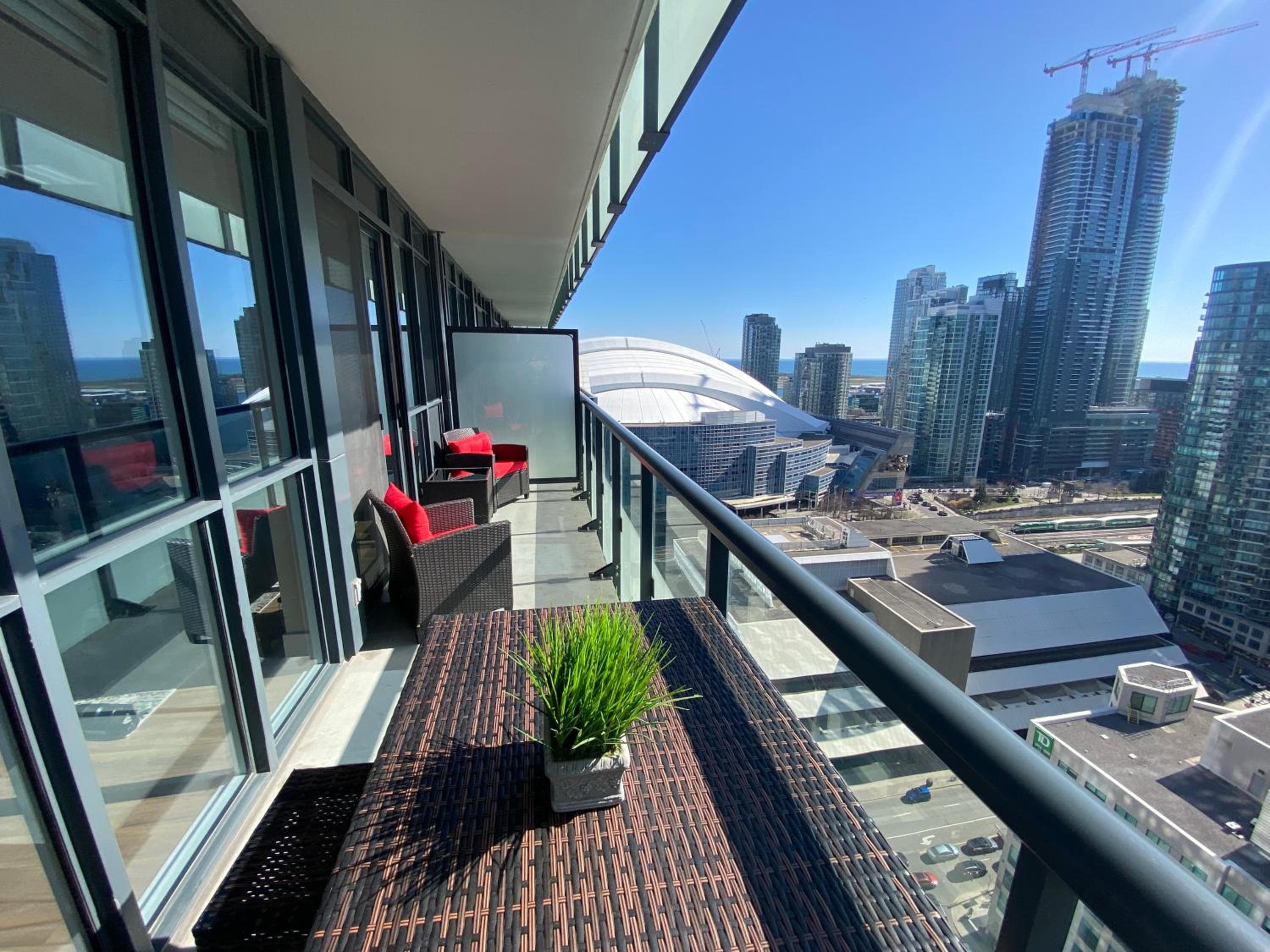 Walk to CN Tower & Rogers Centre - Free Parking & Rooftop Pool