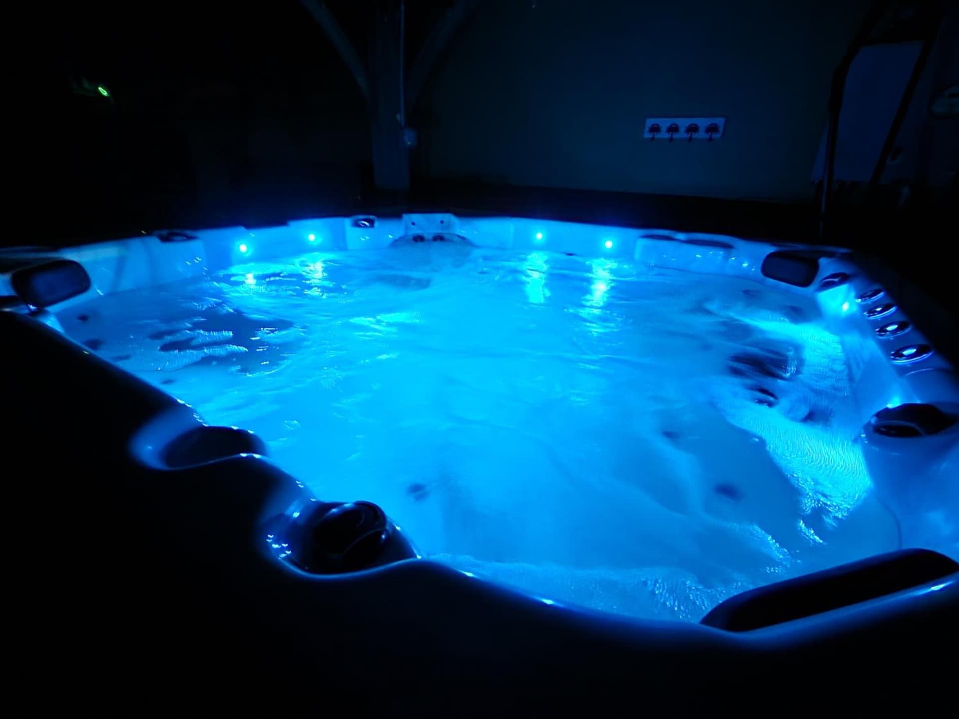 Stunning Beach Cottage! Hot Tub and Pet Friendly! Sleeps 6!