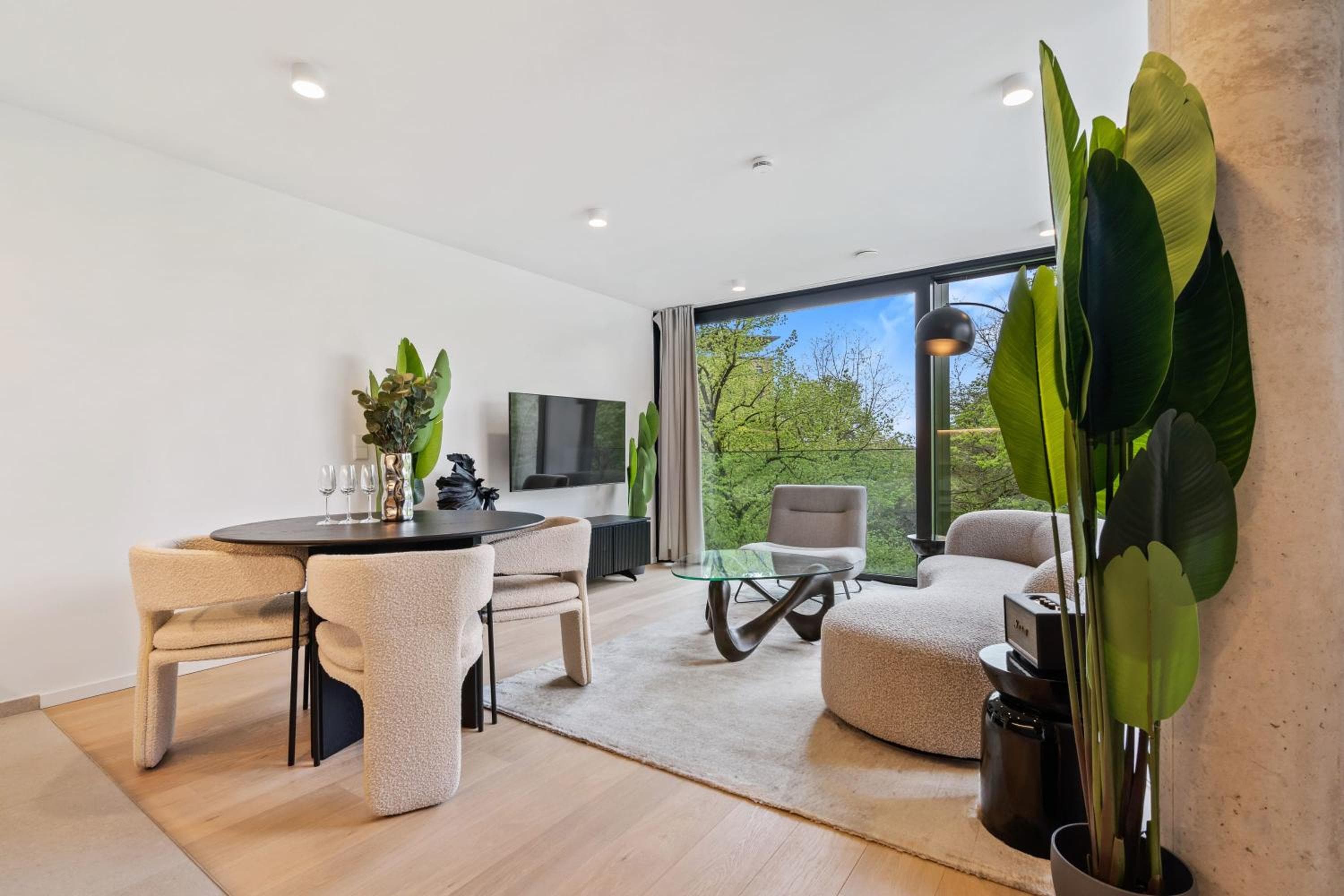 Luxury Downtown Apartment with Modern Amenities