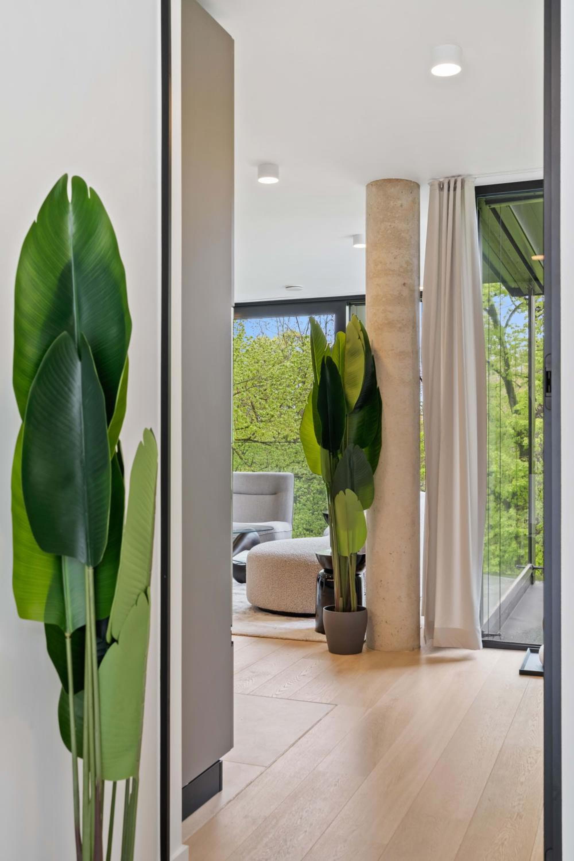 Luxury Downtown Apartment with Modern Amenities