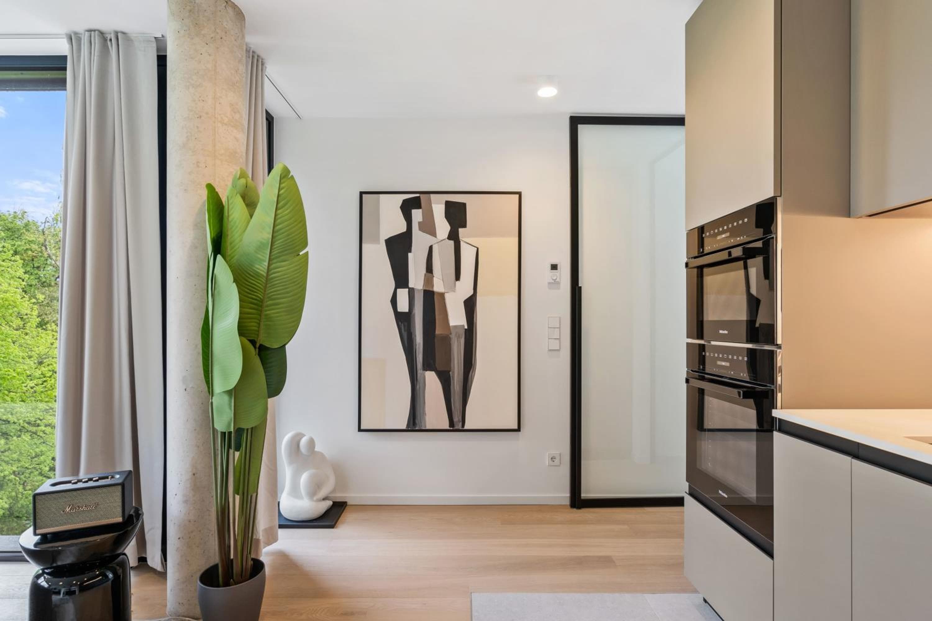 Luxury Downtown Apartment with Modern Amenities