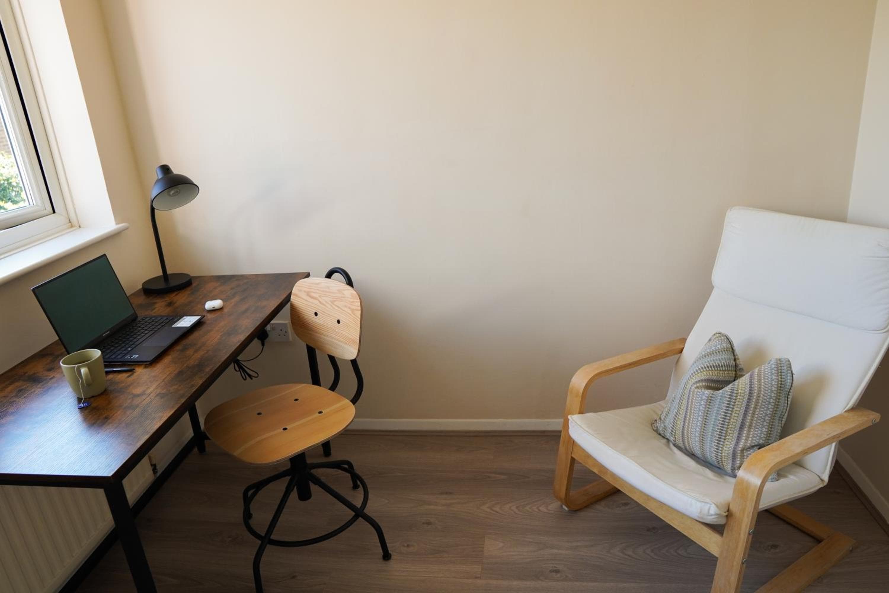 Cosy Apartment with Office & Parking in Cranfield