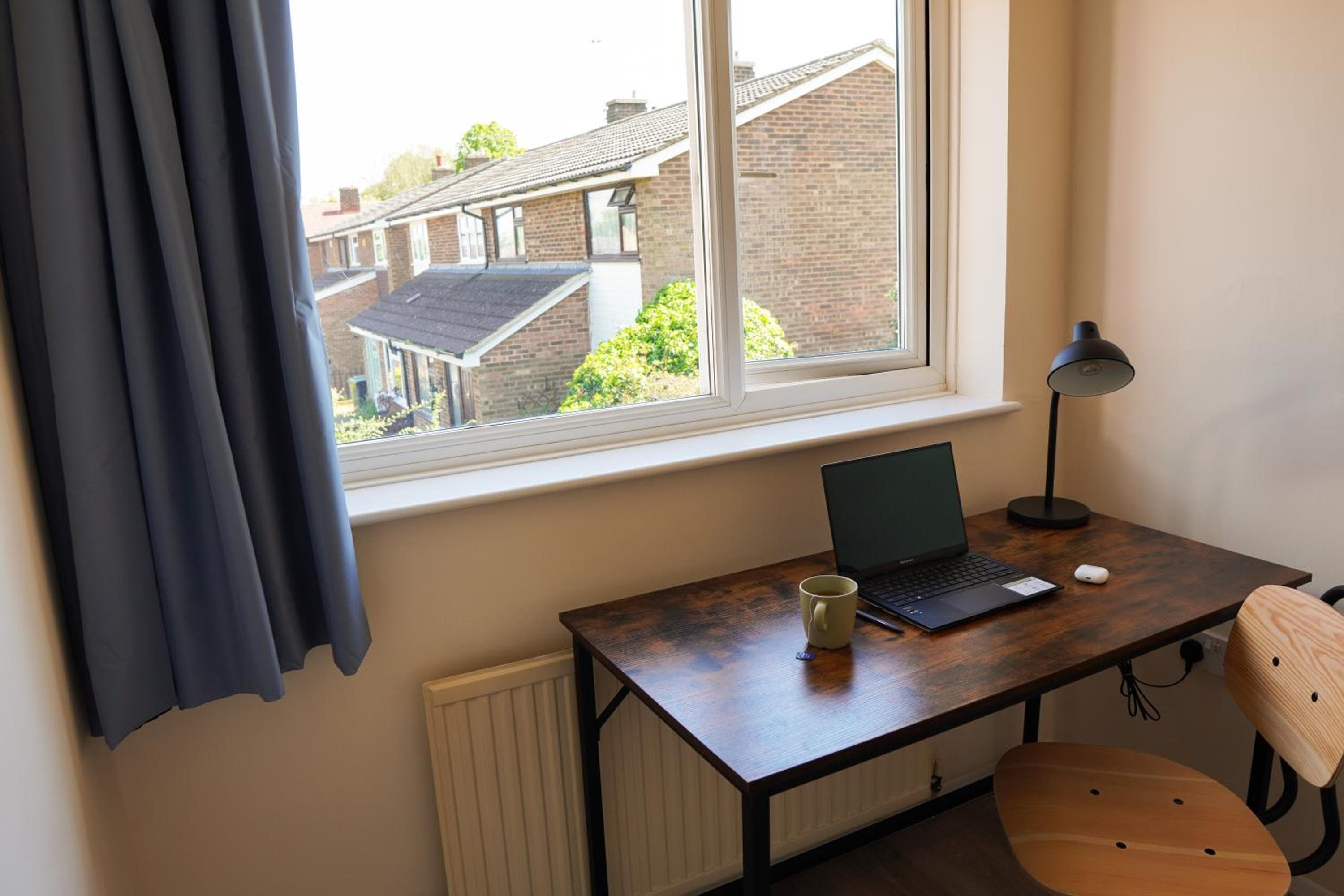 Cosy Apartment with Office & Parking in Cranfield