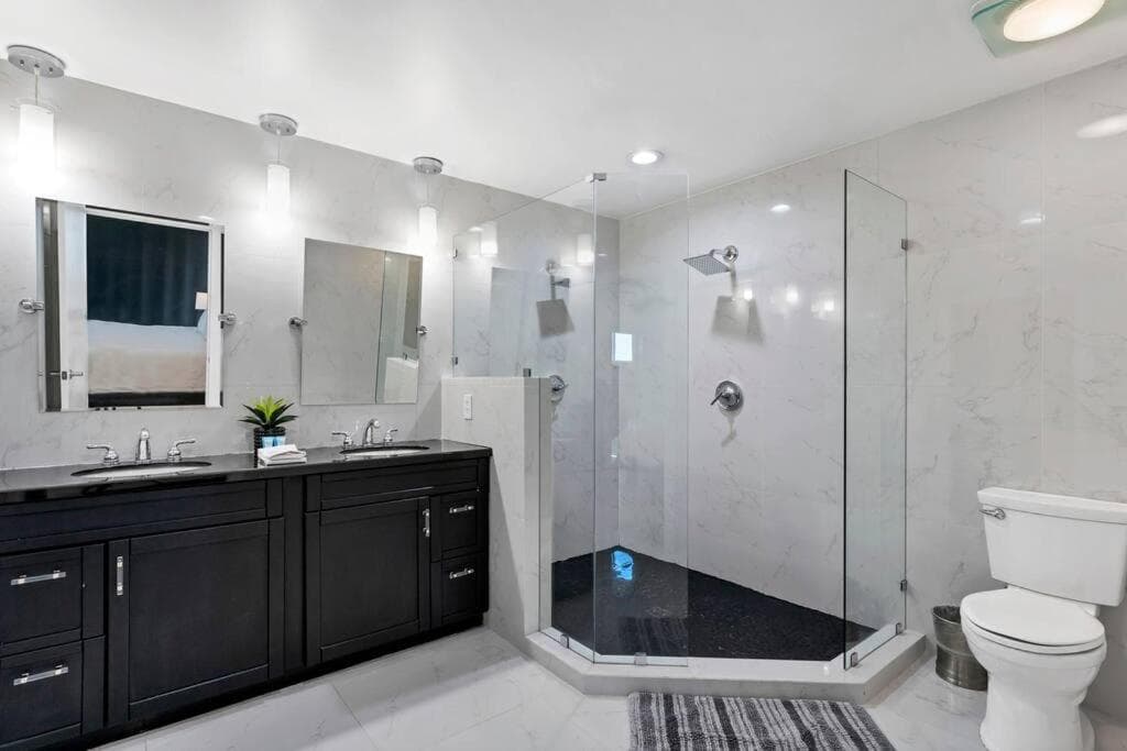 Downtown New Modern Spacious 3bdrm 2Bath 2000 sq ft