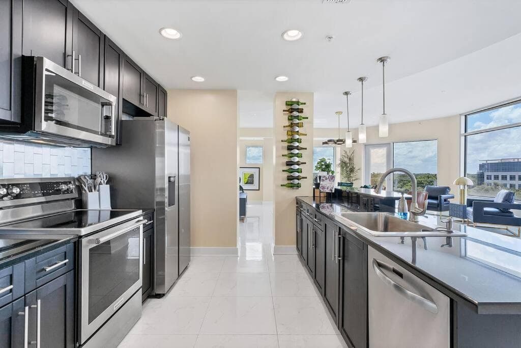 Downtown New Modern Spacious 3bdrm 2Bath 2000 sq ft