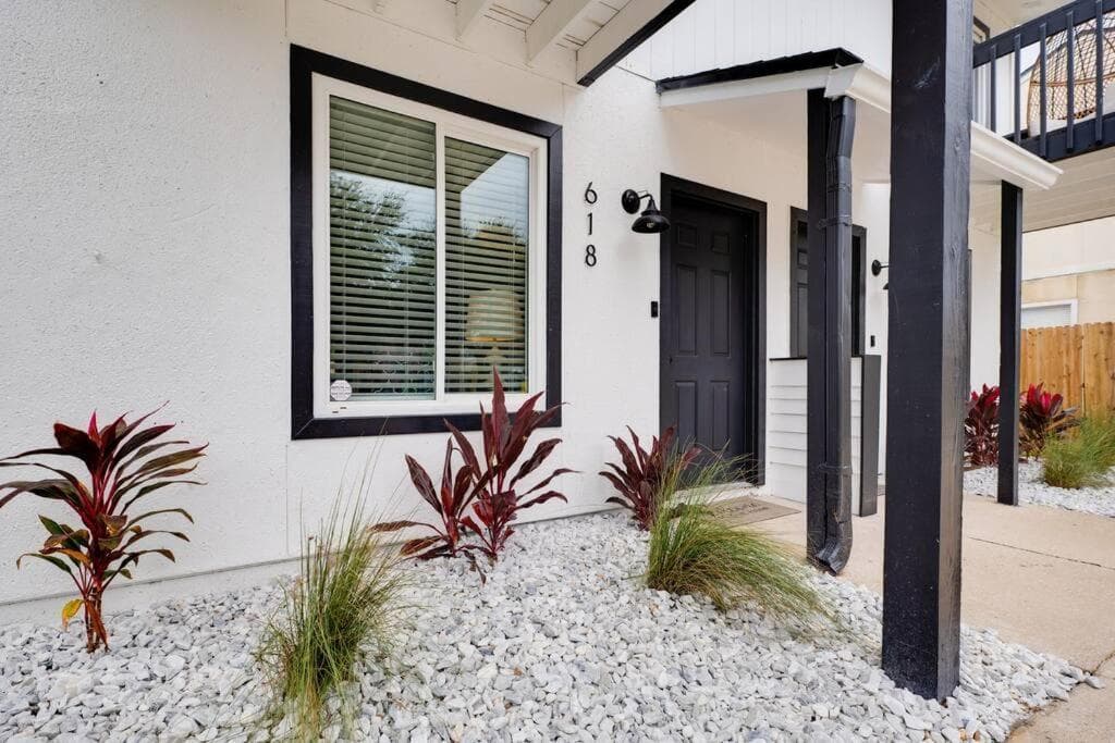 Be A Nomad - Stunning 2-br blocks from the beach