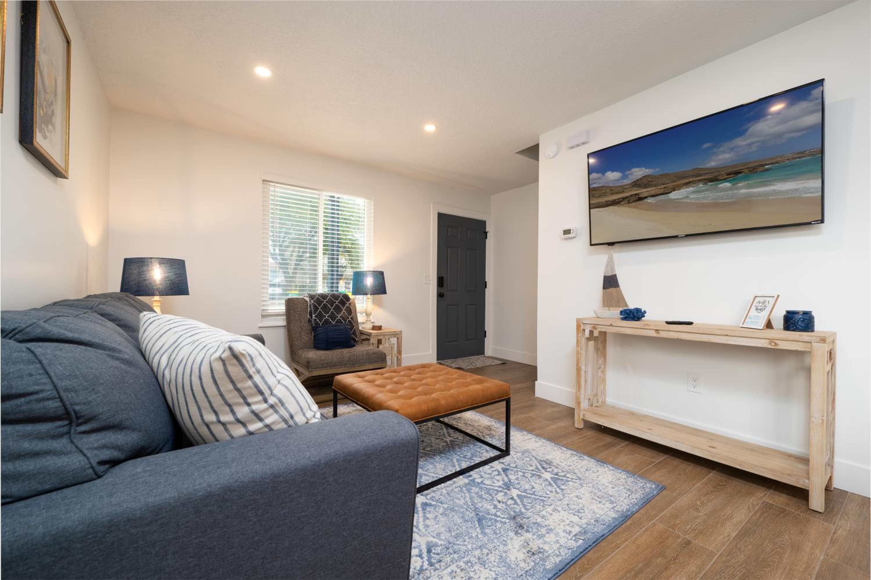 Be A Nomad - Stunning 2-br blocks from the beach