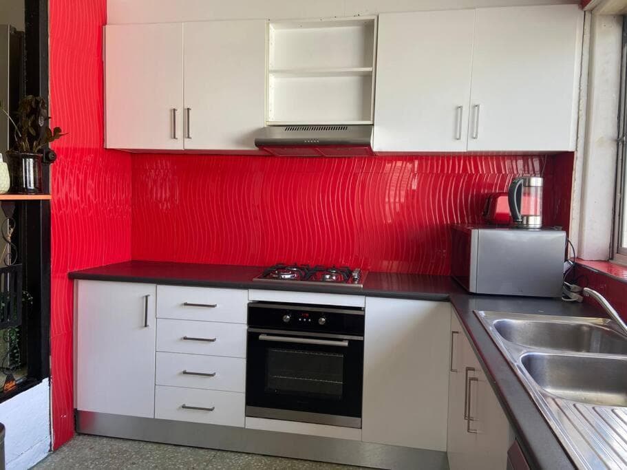 D122 Lovely London Home