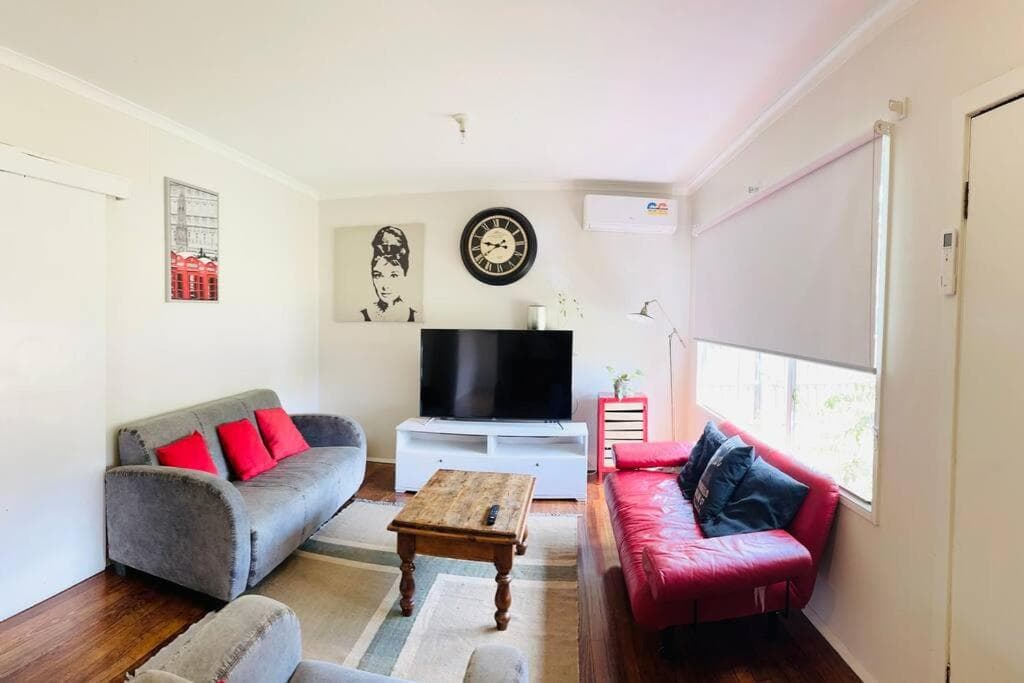D122 Lovely London Home