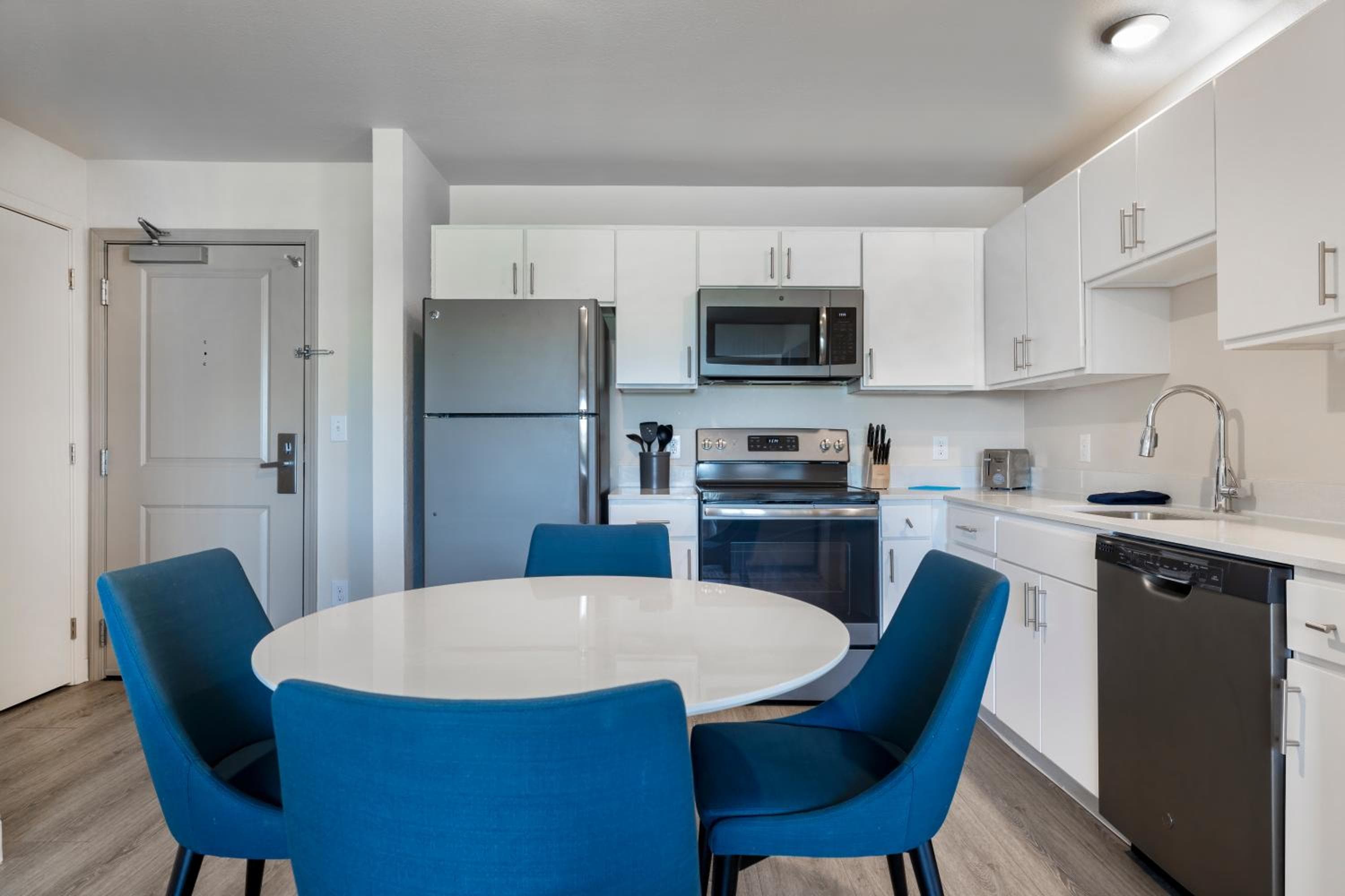 Soka Suites Dallas - Las Colinas